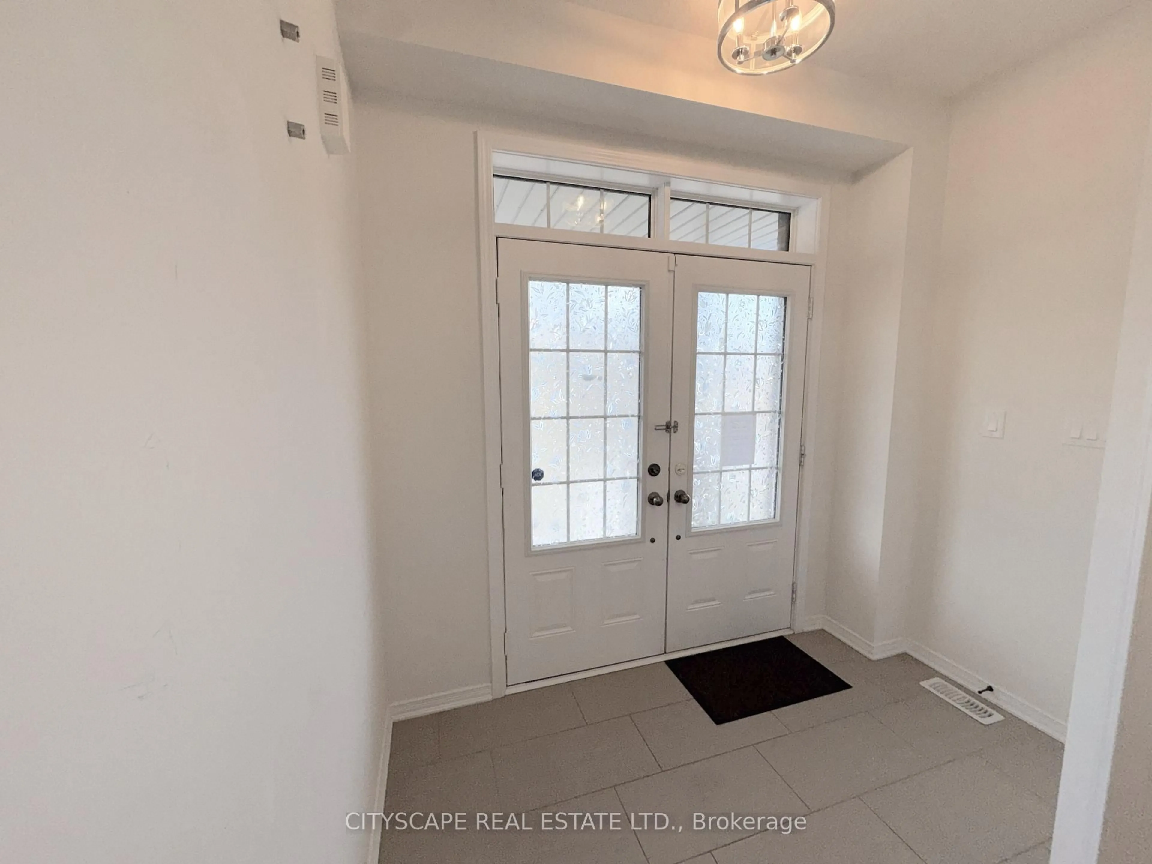 Indoor entryway for 32 Mull Ave, Haldimand Ontario N3W 0B9