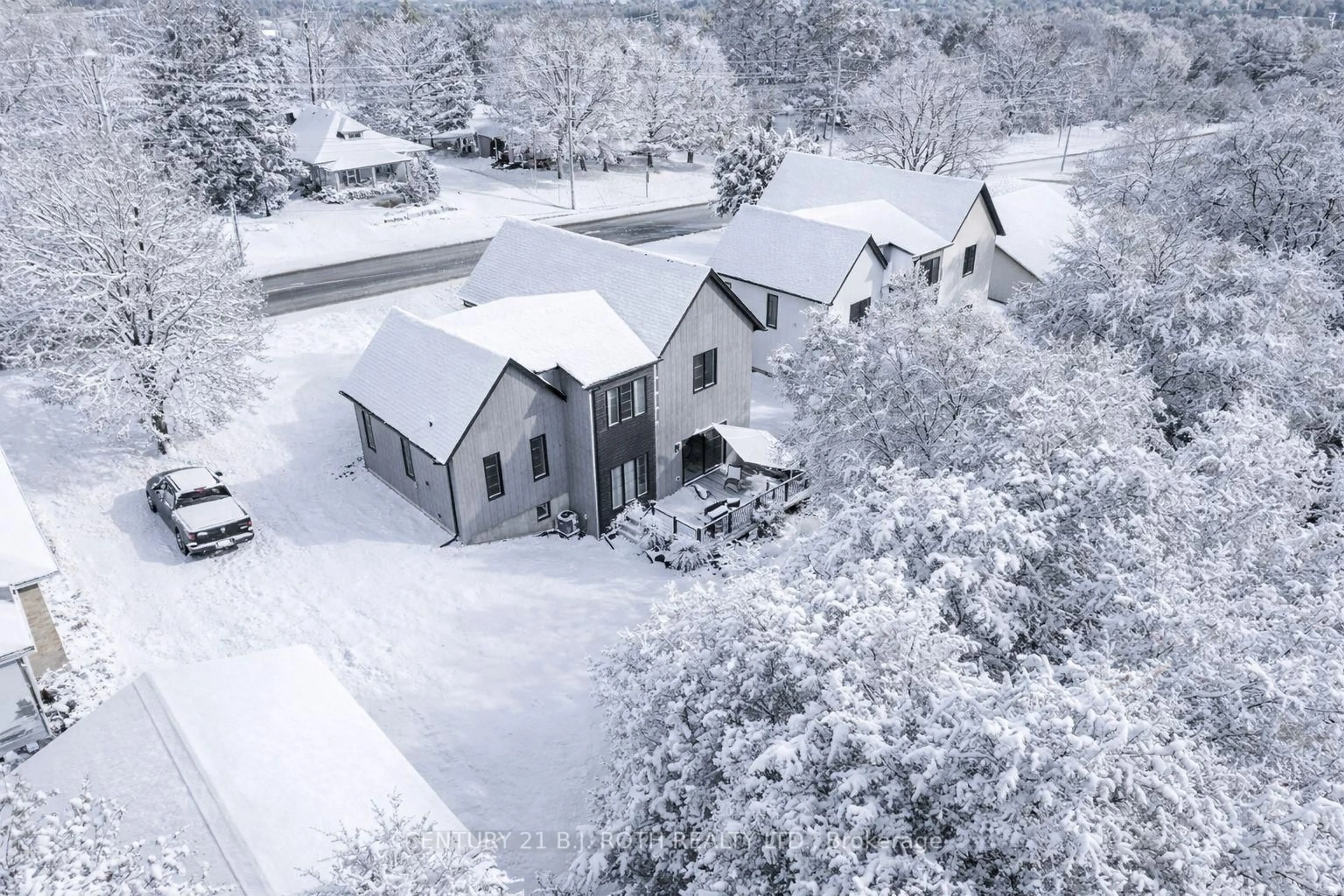 A pic from outside/outdoor area/front of a property/back of a property/a pic from drone, unknown for 1076 7th Ave, Hanover Ontario N4N 2K1