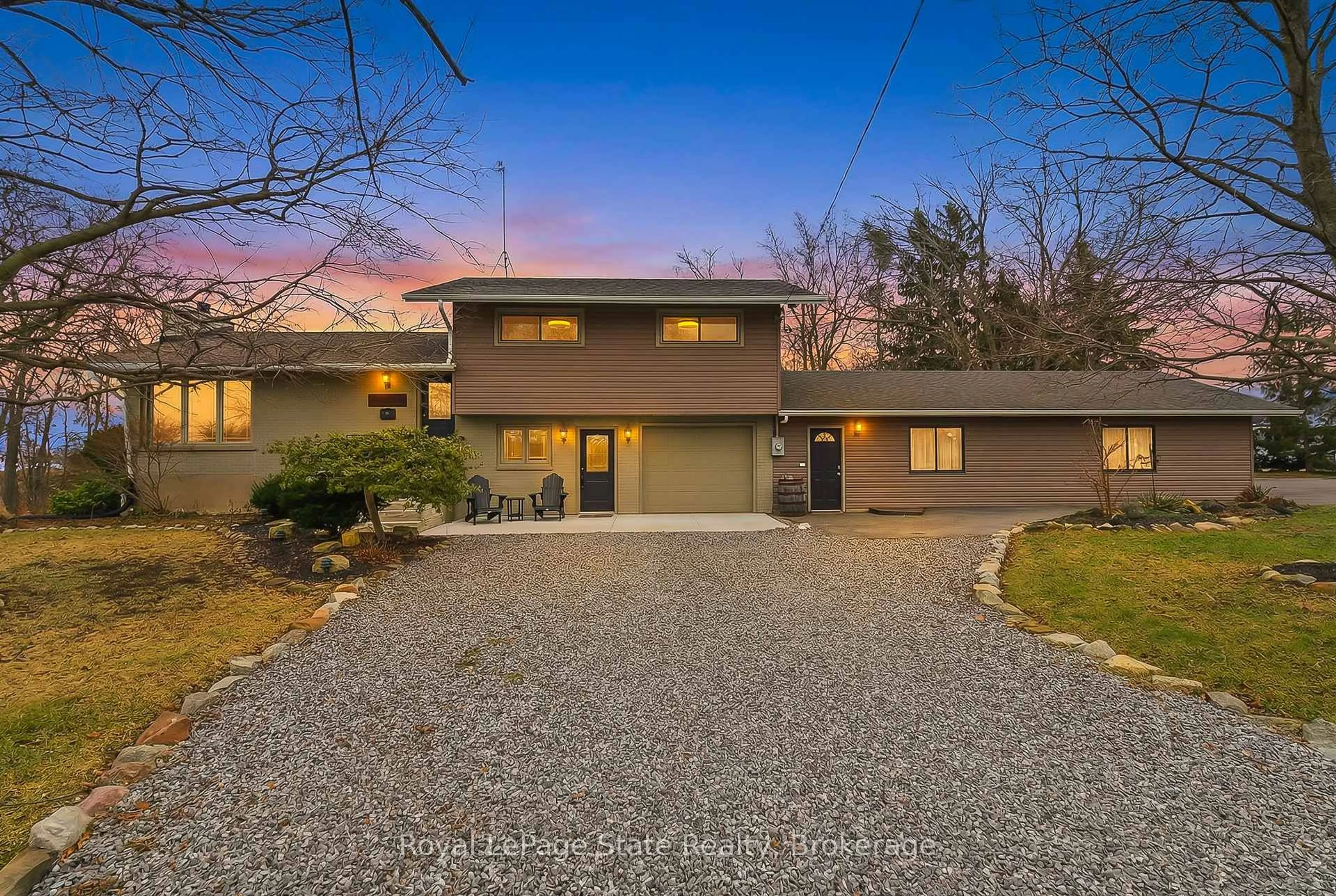 A pic from outside/outdoor area/front of a property/back of a property/a pic from drone, street for 3319 Twenty First St, Lincoln Ontario L0R 1S0