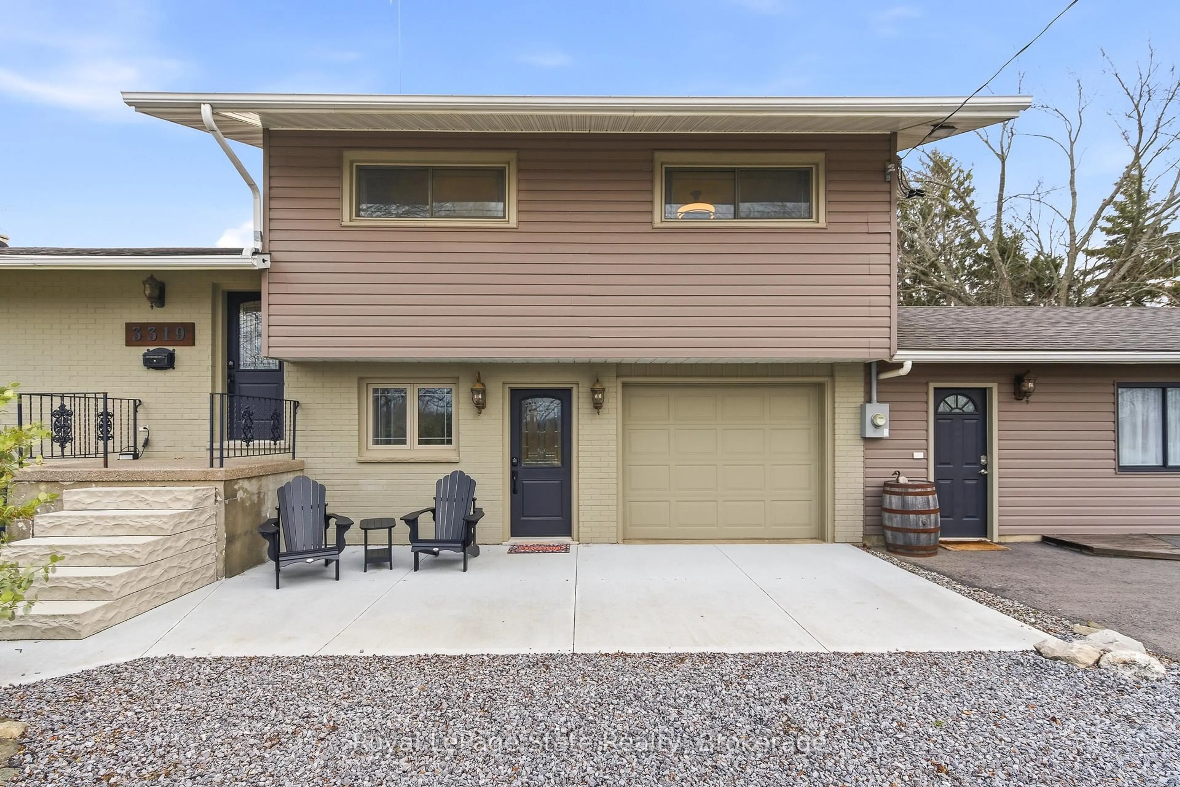 Home with vinyl exterior material, street for 3319 Twenty First St, Lincoln Ontario L0R 1S0