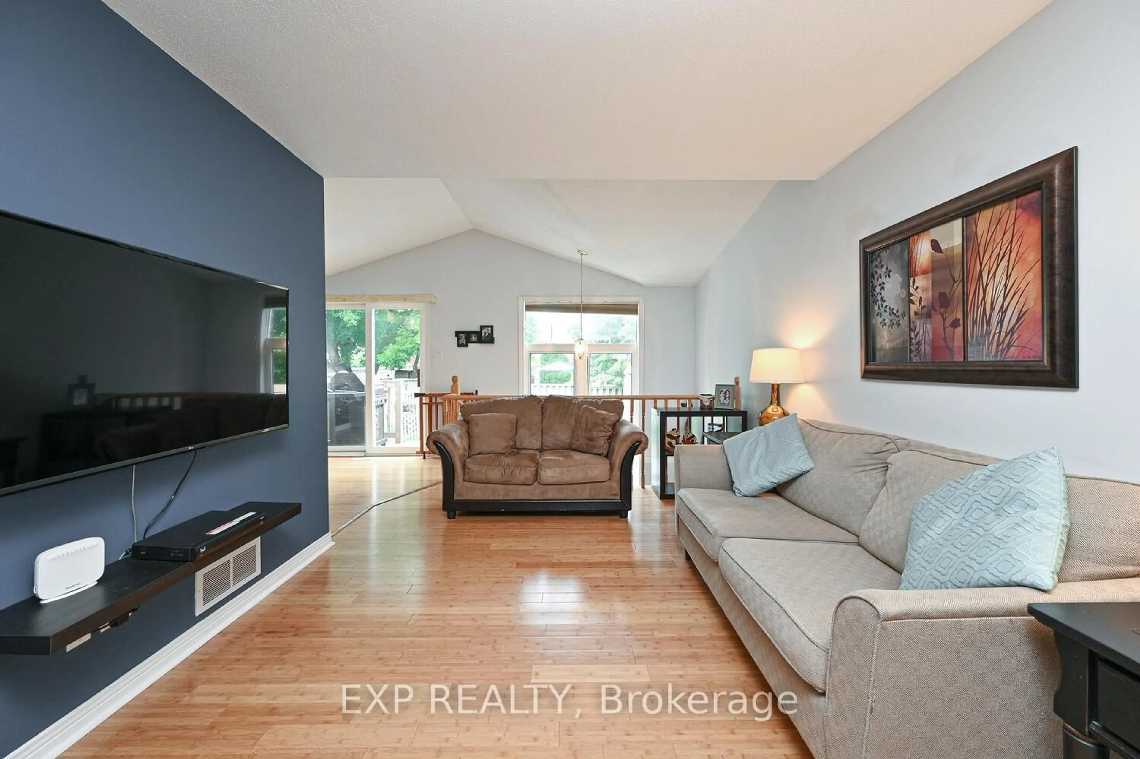 Living room with furniture, unknown for 677 Wildshore Cres, Ottawa Ontario K1V 1Y1