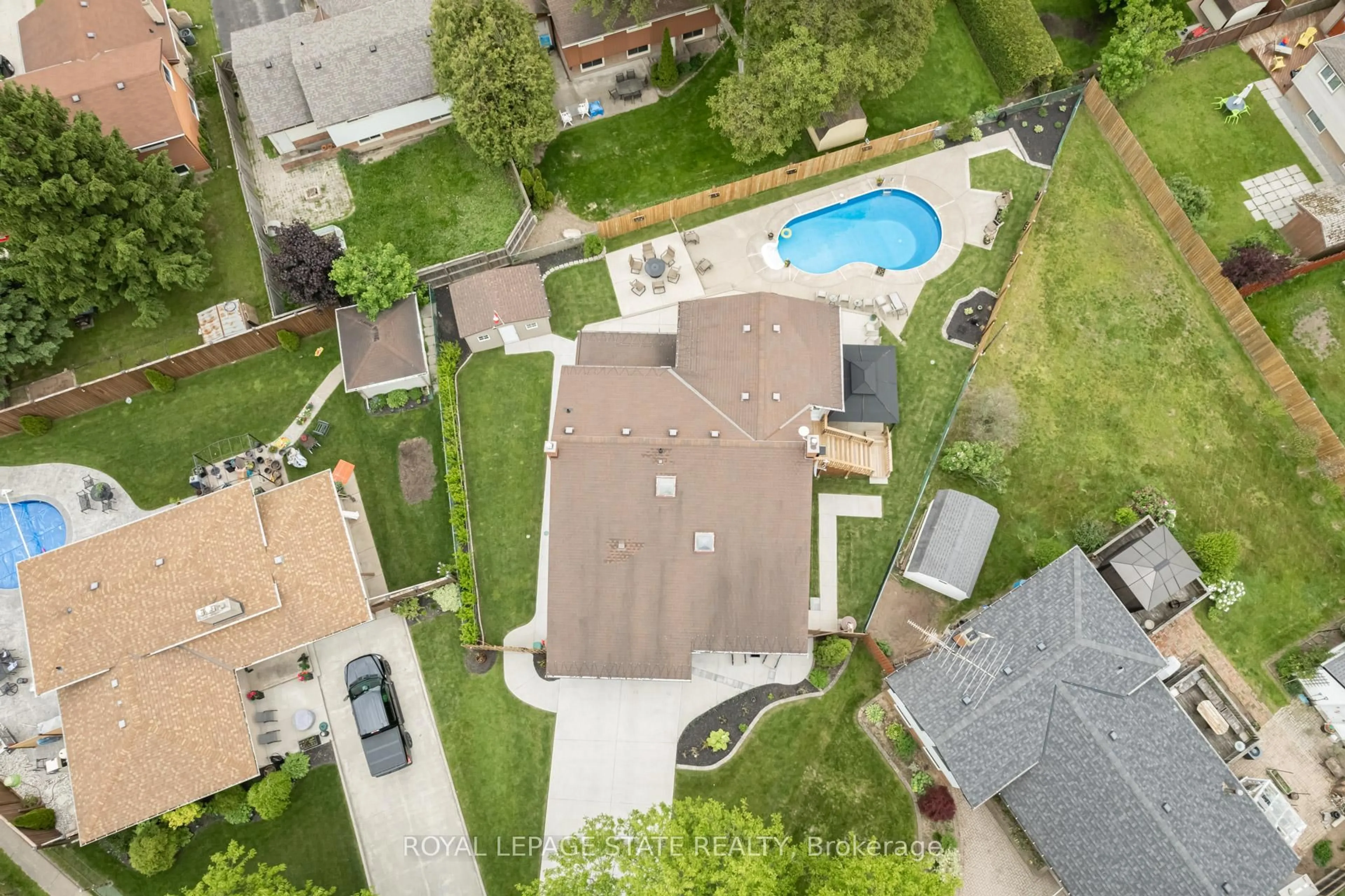 A pic from outside/outdoor area/front of a property/back of a property/a pic from drone, street for 7078 Rosseau Pl, Niagara Falls Ontario L2J 3V2