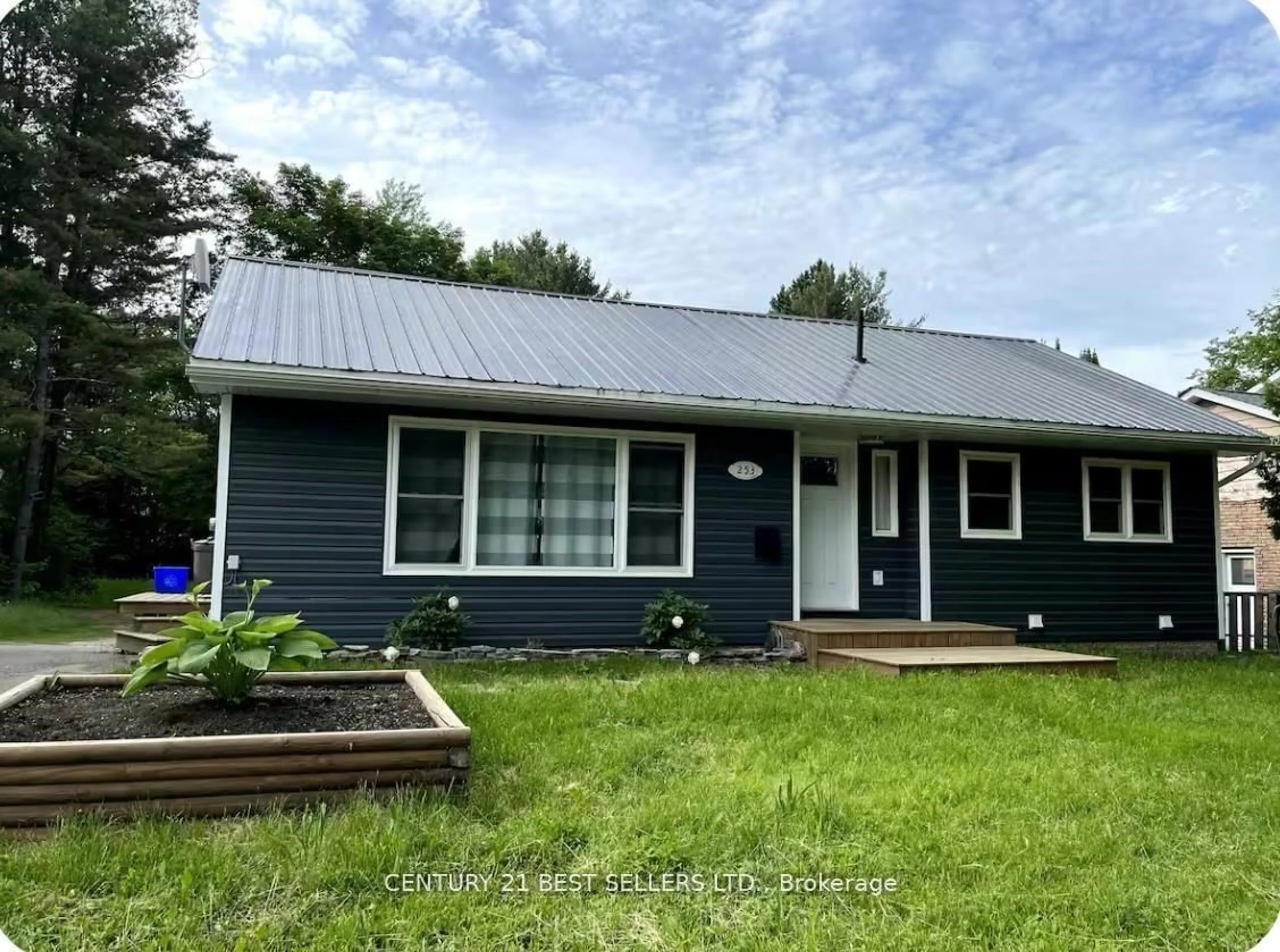 Home with vinyl exterior material, unknown for 253 Maple St, Bracebridge Ontario P1L 1K3