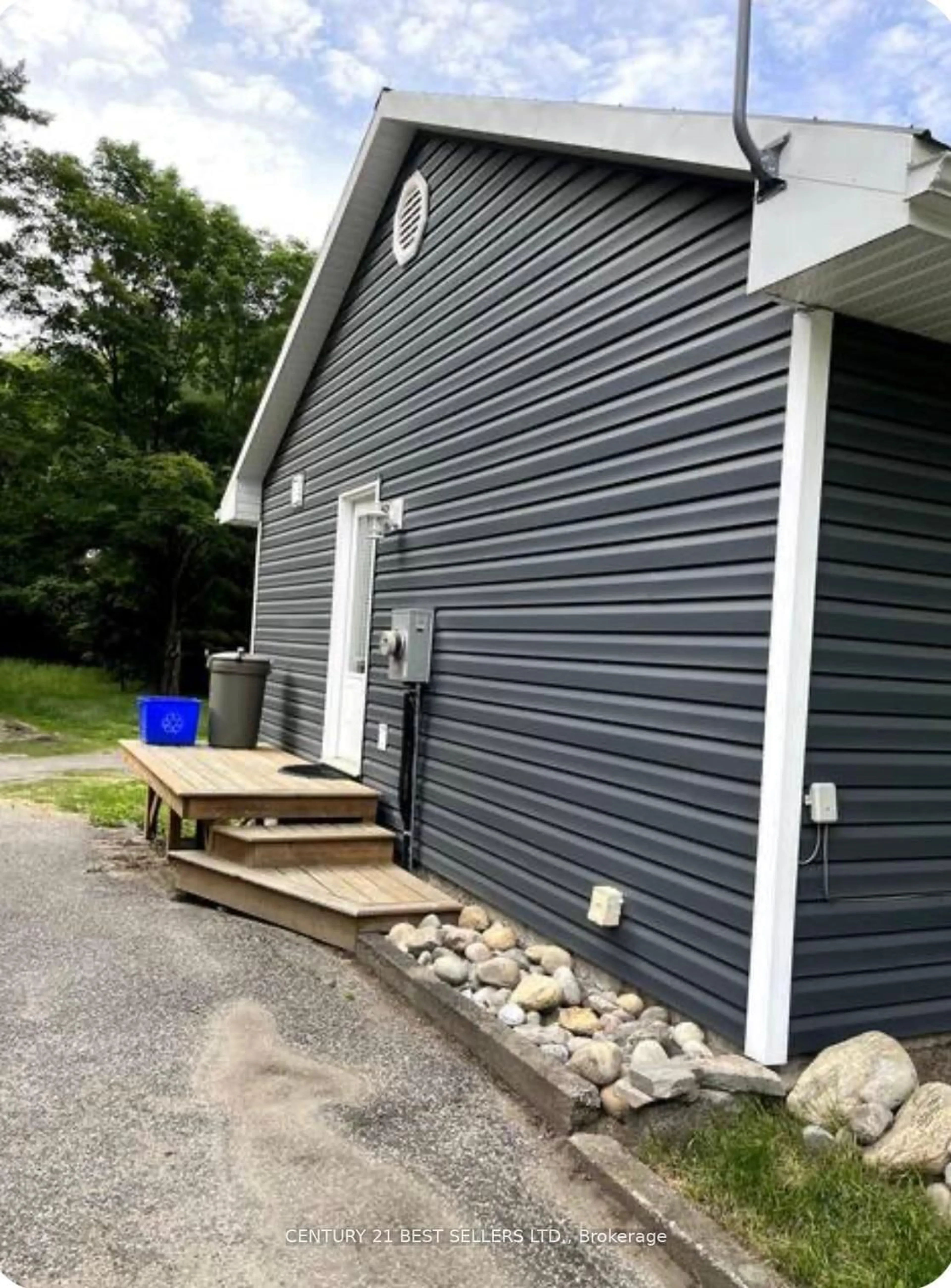 Home with vinyl exterior material, street for 253 Maple St, Bracebridge Ontario P1L 1K3