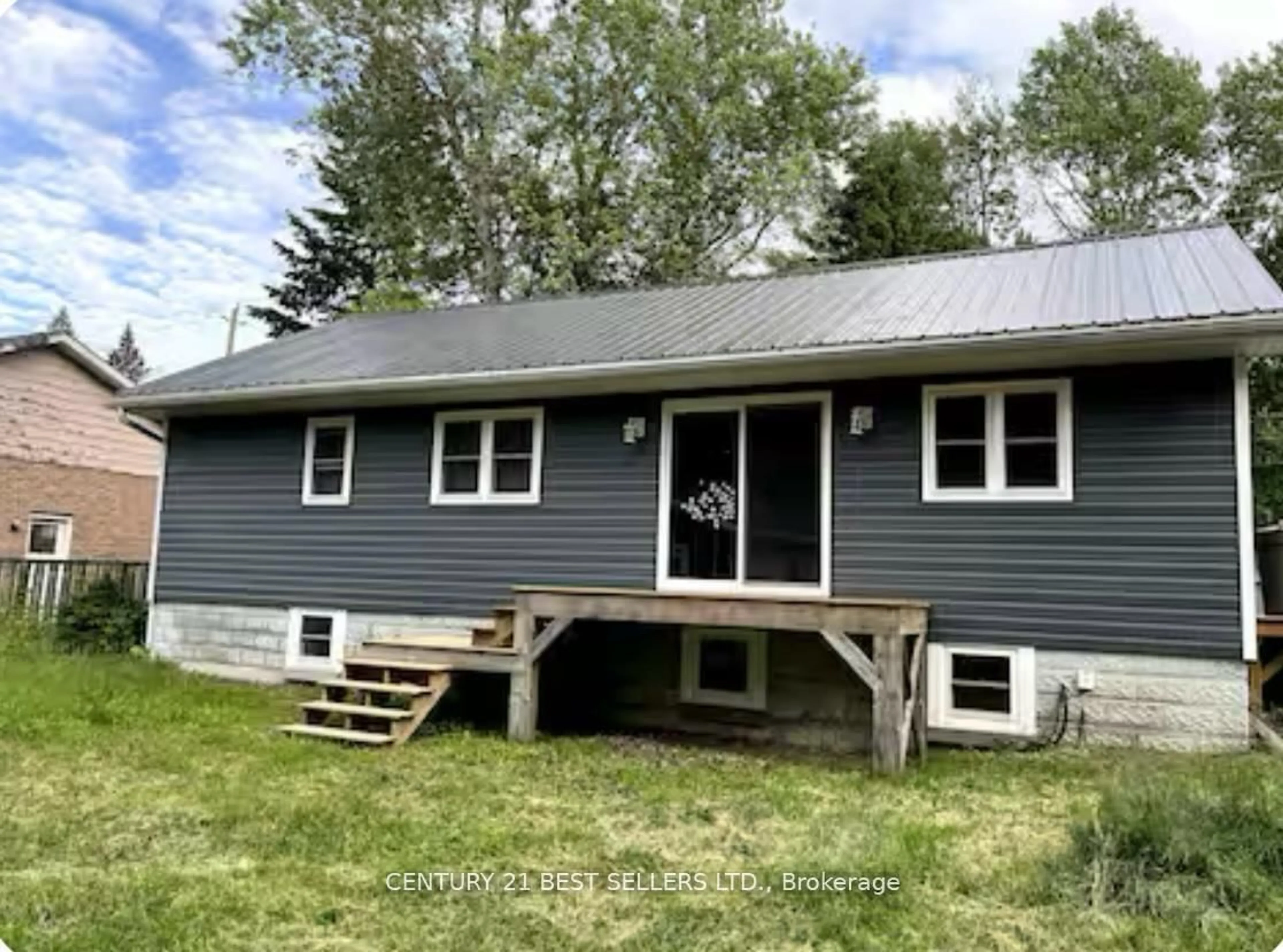 Home with vinyl exterior material, building for 253 Maple St, Bracebridge Ontario P1L 1K3