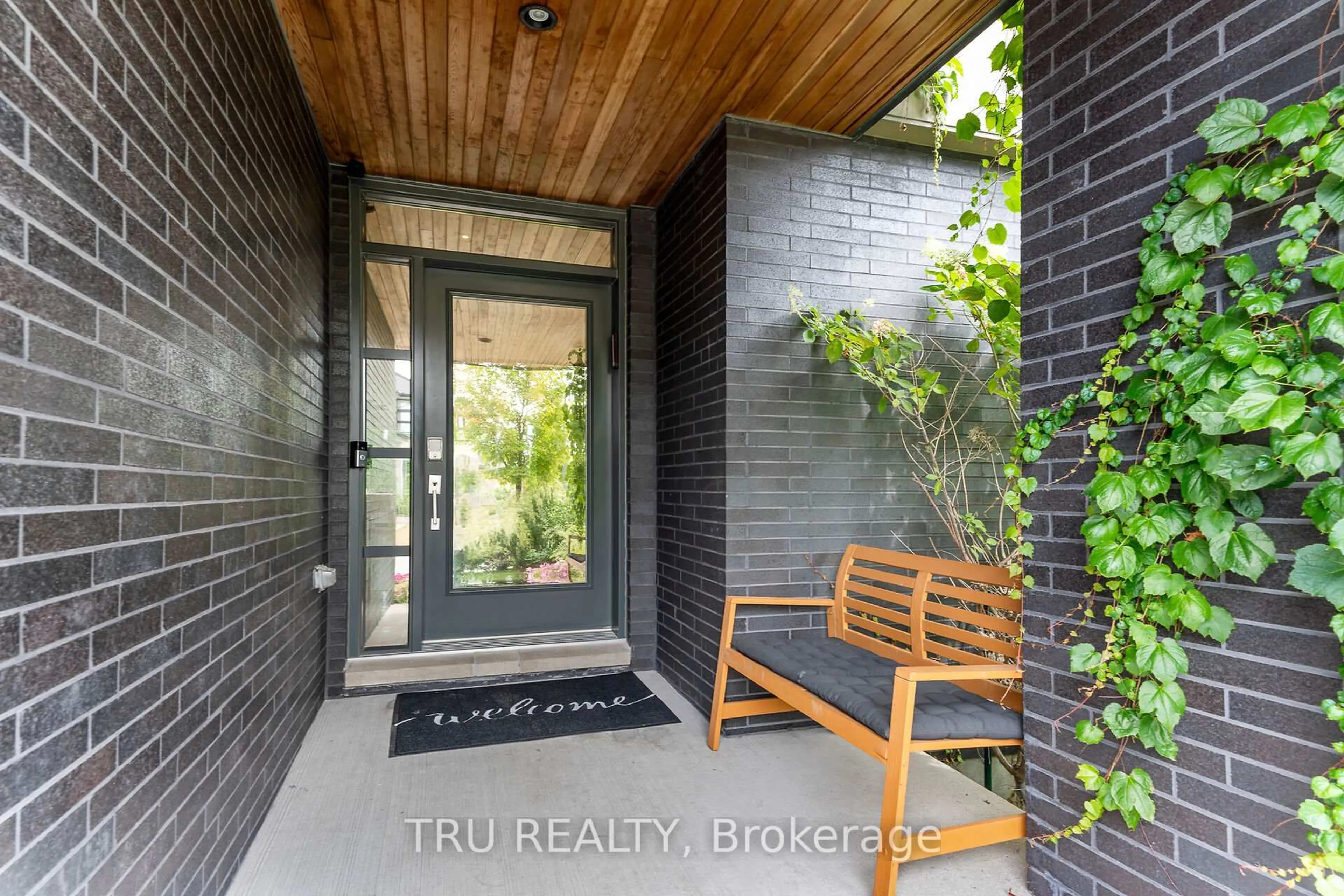 Indoor entryway for 250 Sunnyridge Cres, Ottawa Ontario K2M 0H3