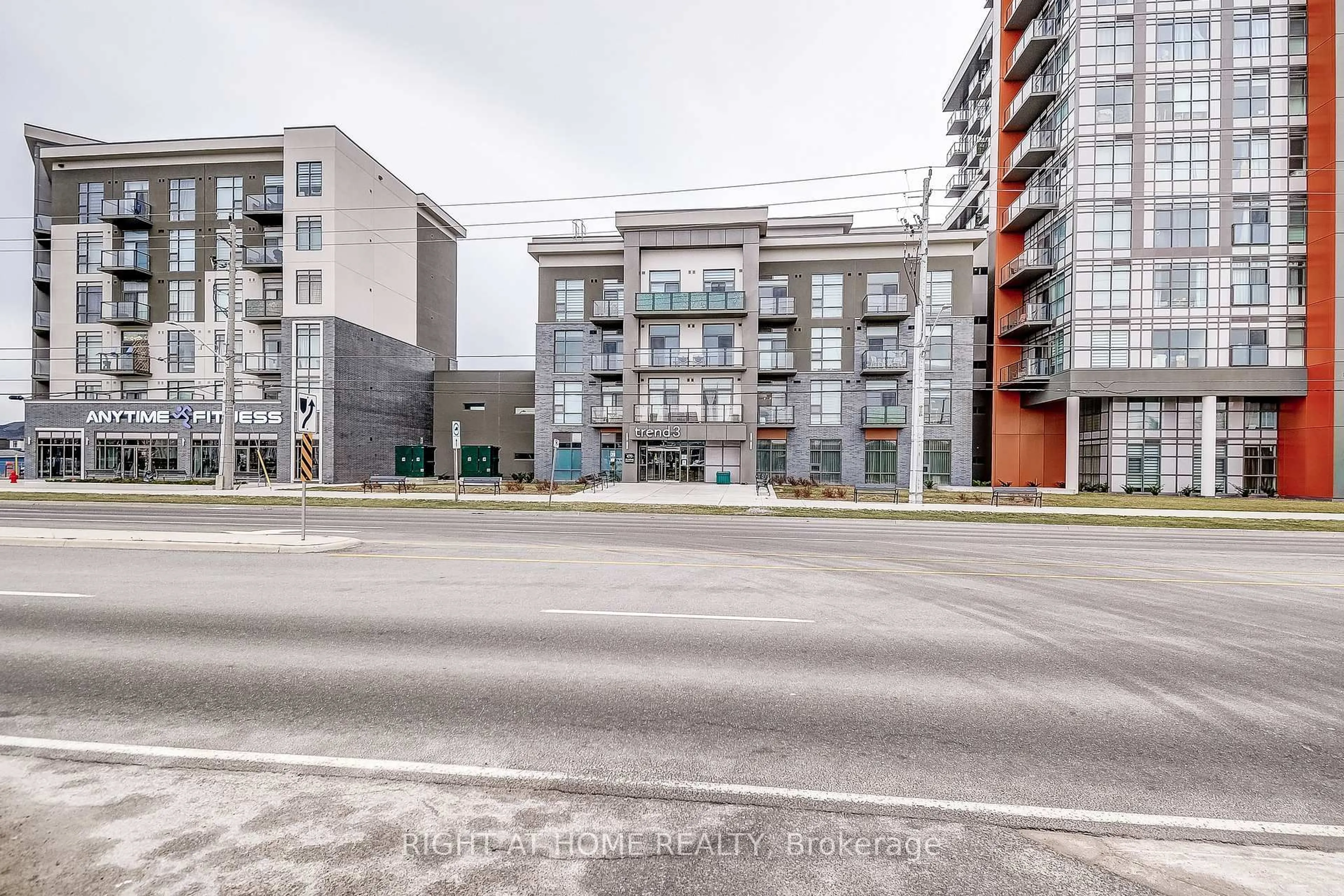 A pic from outside/outdoor area/front of a property/back of a property/a pic from drone, street for 470 Dundas St #604, Hamilton Ontario L8B 2A6