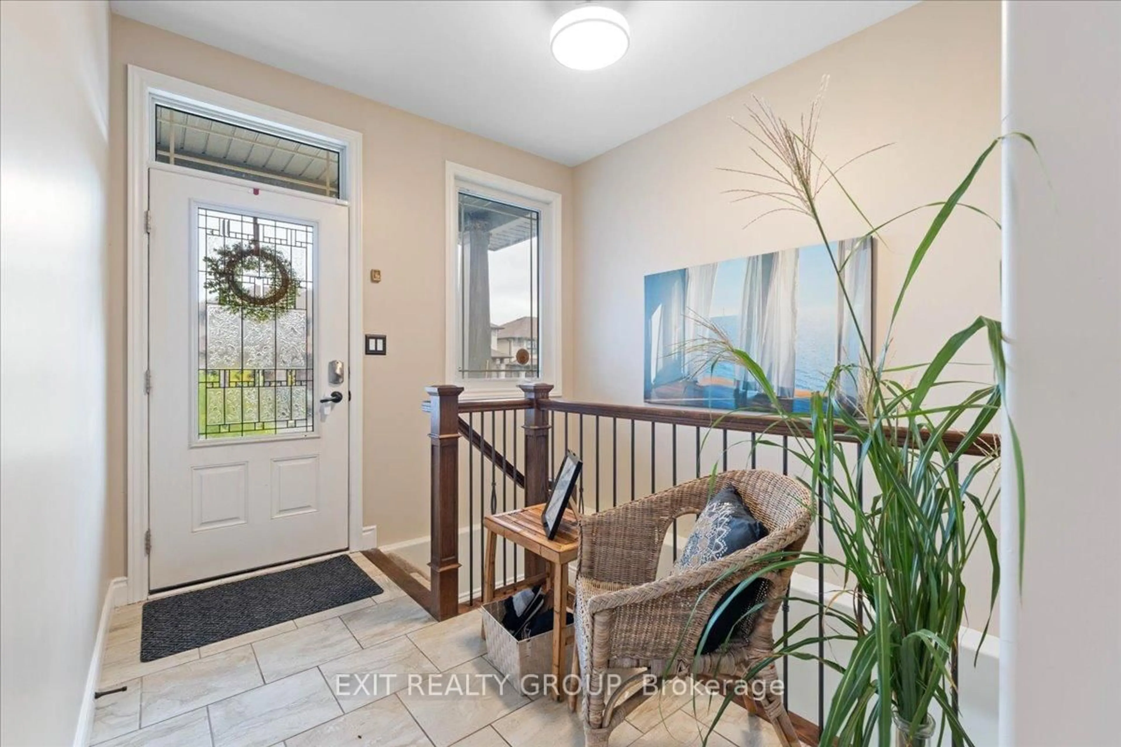 Indoor entryway for 35 Ledgerock Crt, Quinte West Ontario K8R 0A1