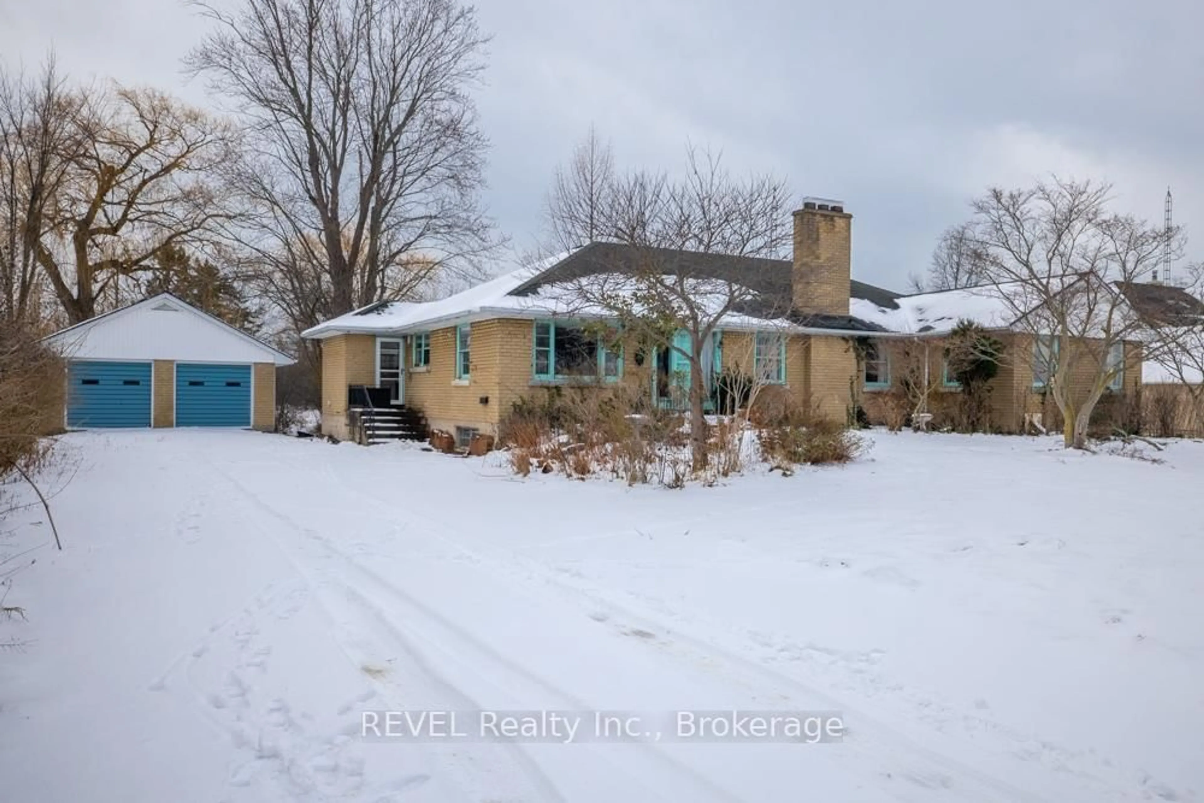 A pic from outside/outdoor area/front of a property/back of a property/a pic from drone, street for 2001 Niagara Pkwy, Fort Erie Ontario L2A 5M4