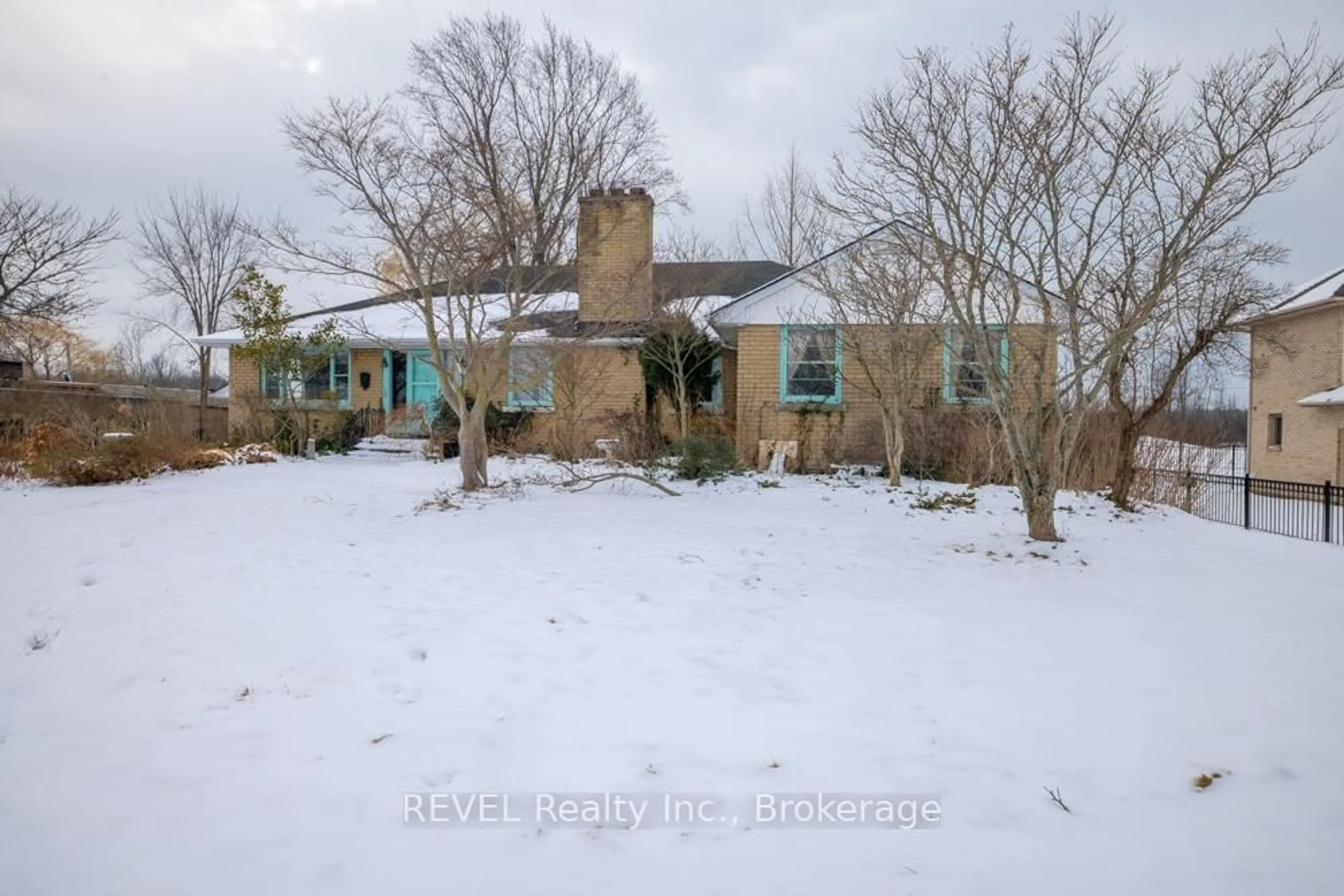 A pic from outside/outdoor area/front of a property/back of a property/a pic from drone, street for 2001 Niagara Pkwy, Fort Erie Ontario L2A 5M4