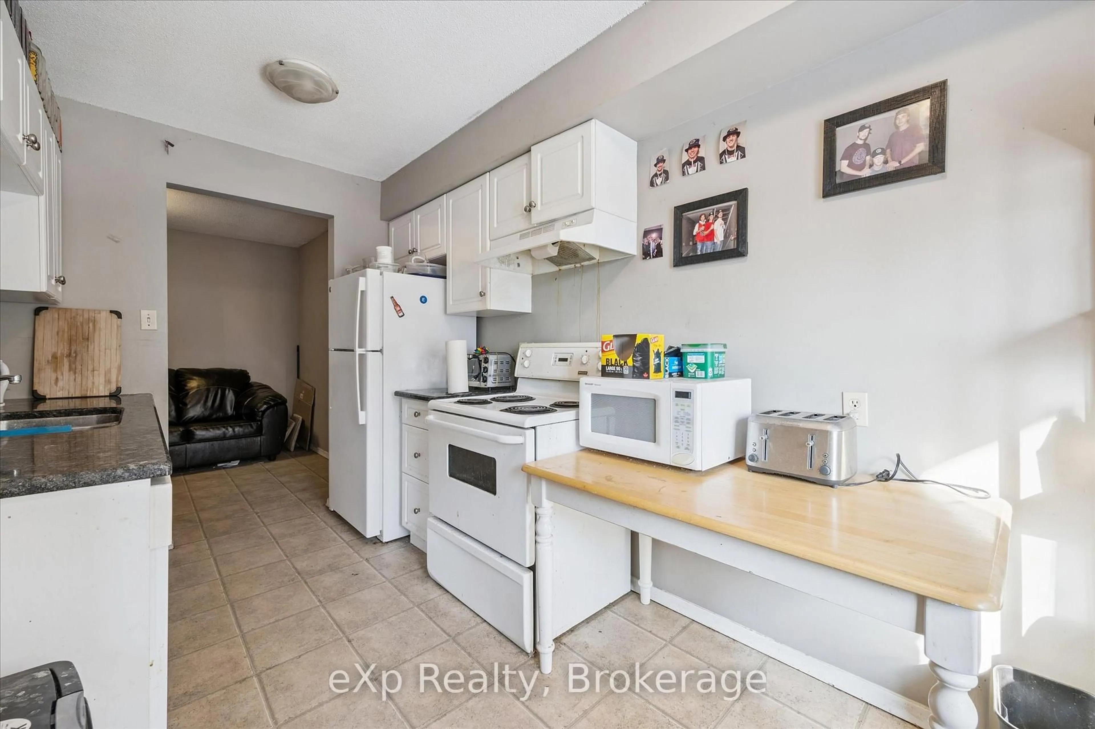Standard kitchen, unknown for 56 Wilsonview Ave, Guelph Ontario N1G 2Z9