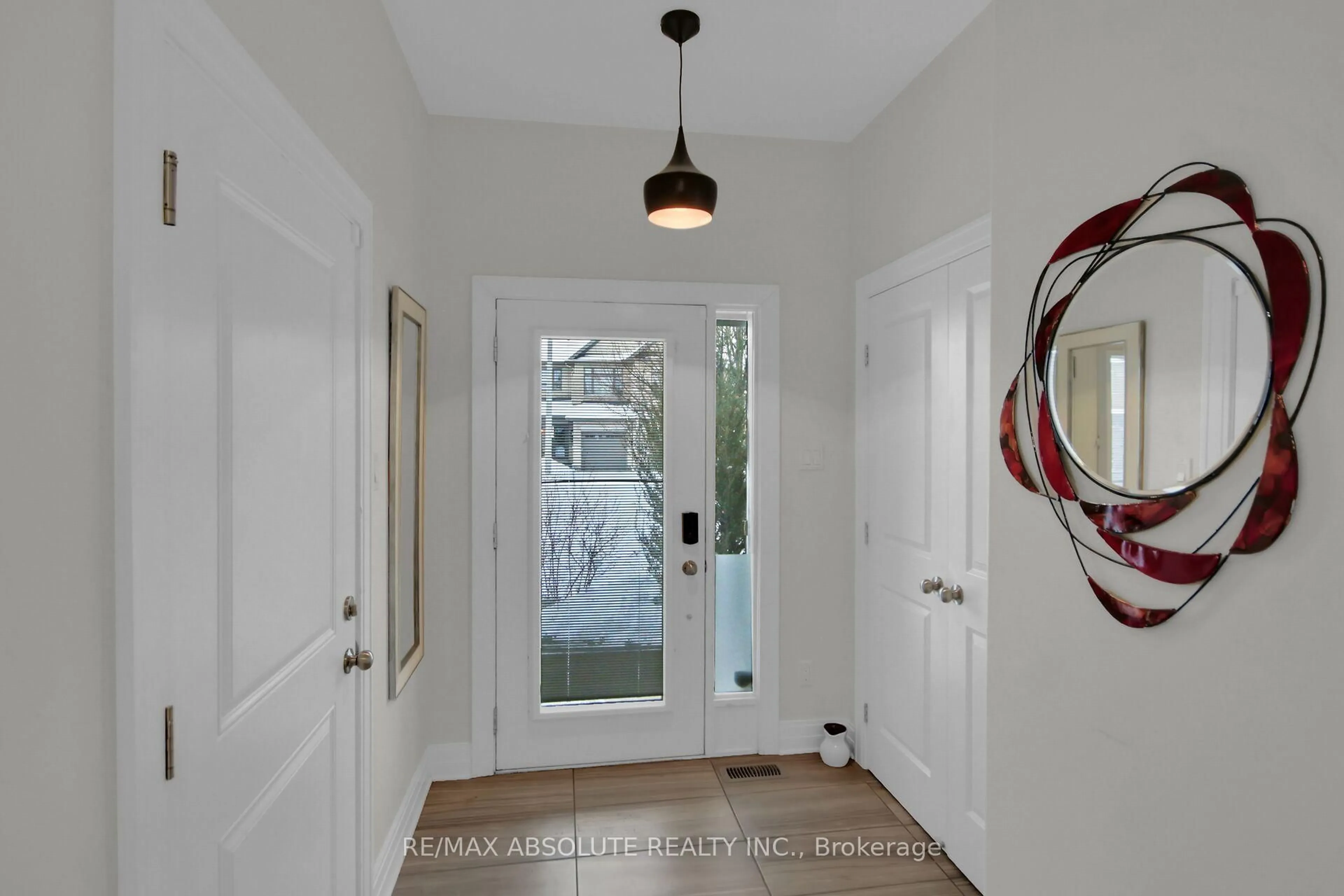 Indoor entryway for 117 Woodhurst Cres, Ottawa Ontario K2S 0T4