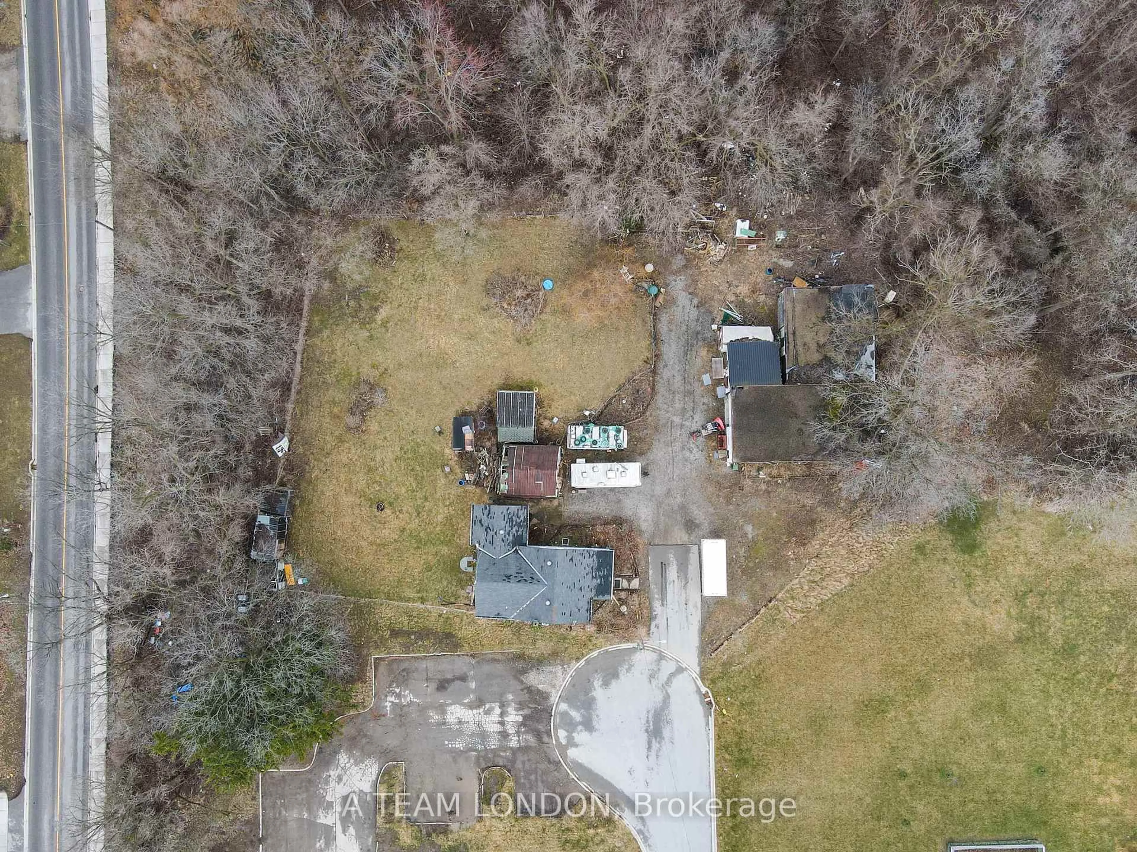 A pic from outside/outdoor area/front of a property/back of a property/a pic from drone, unknown for 6 Pearl St, St. Thomas Ontario N5P 2N8