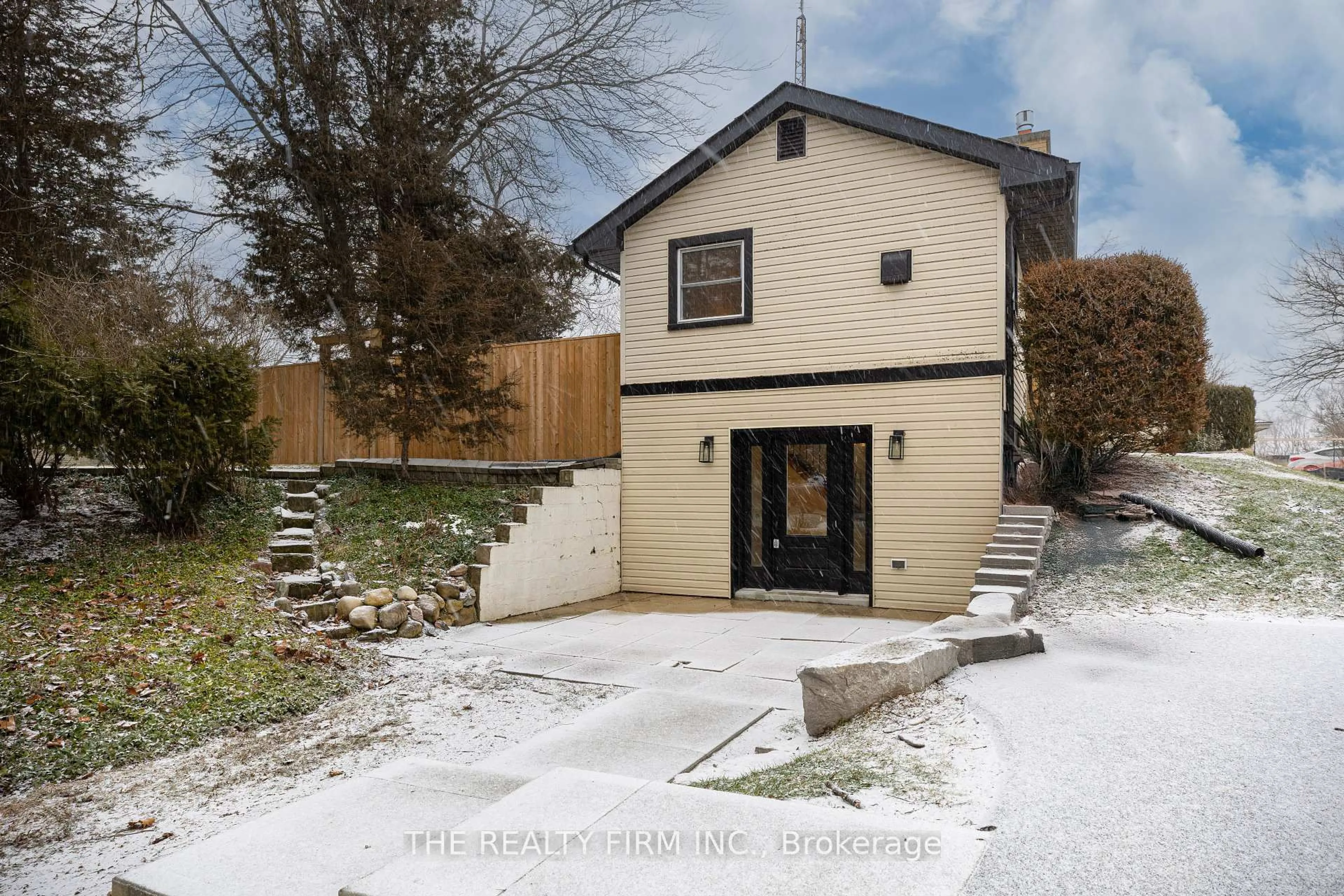 A pic from outside/outdoor area/front of a property/back of a property/a pic from drone, street for 179 Valleyview Dr, Middlesex Centre Ontario N0L 1R0