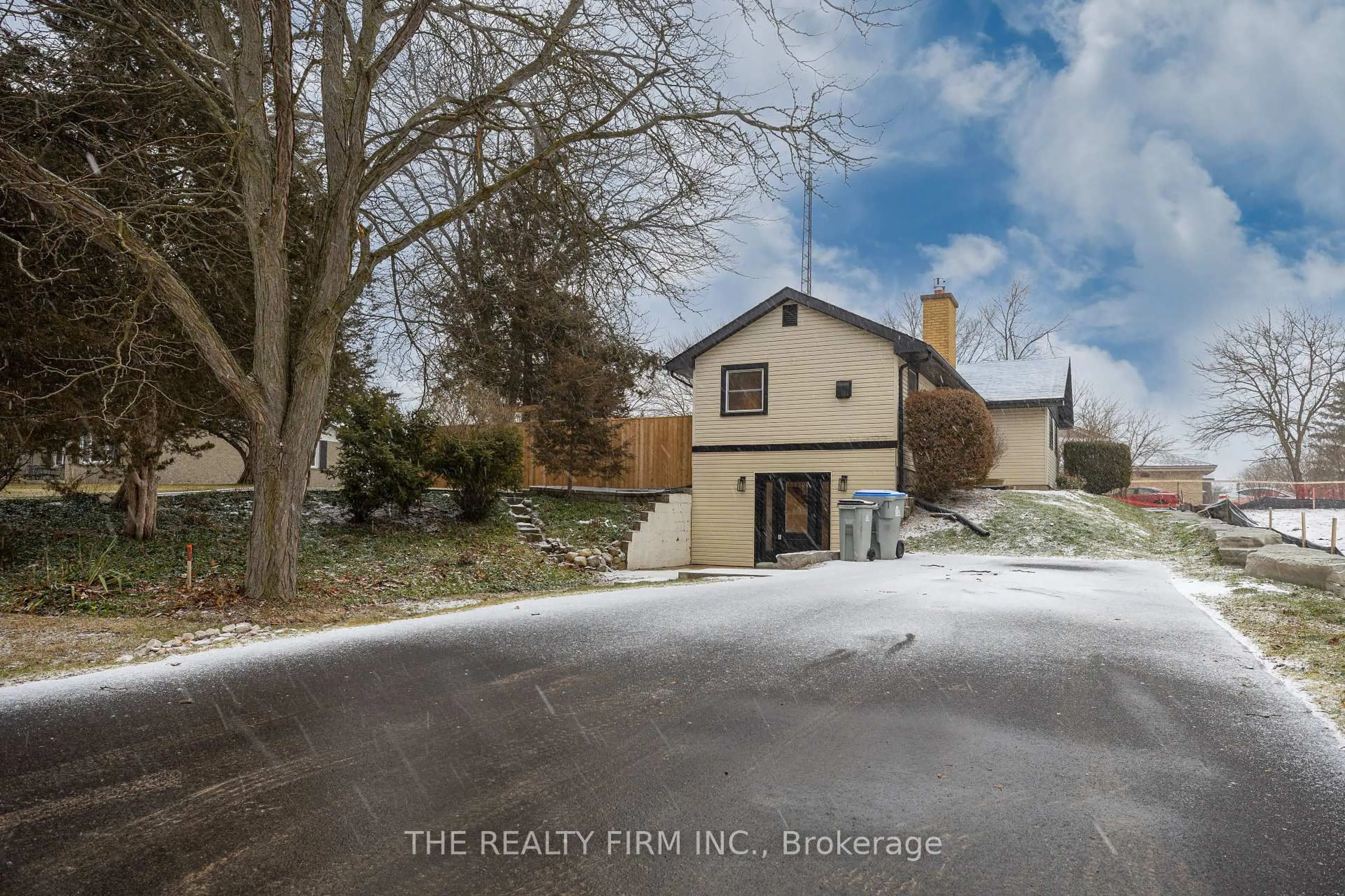 A pic from outside/outdoor area/front of a property/back of a property/a pic from drone, unknown for 179 Valleyview Dr, Middlesex Centre Ontario N0L 1R0