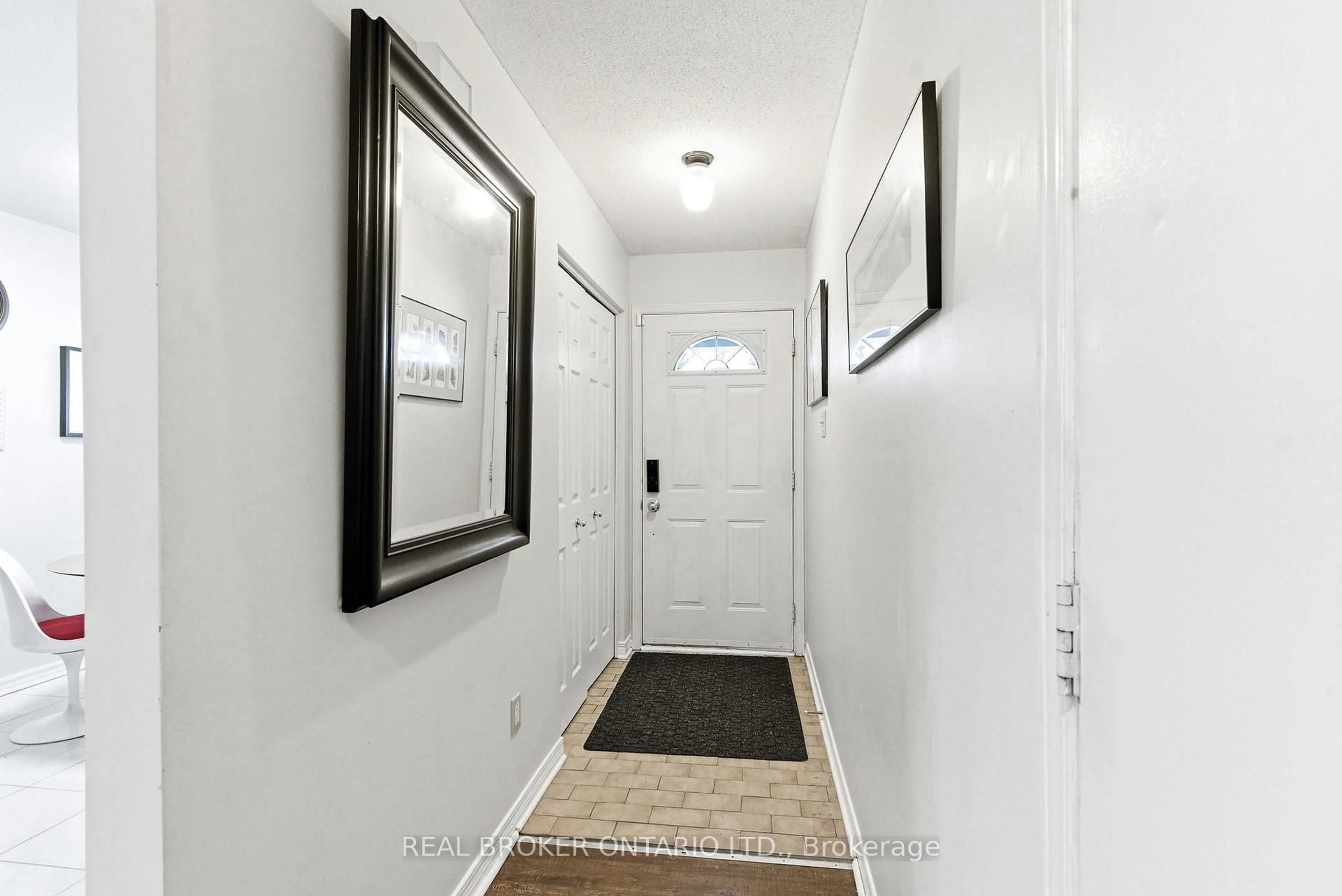 Indoor entryway for 851 Rob Roy Ave, Ottawa Ontario K2B 8S6