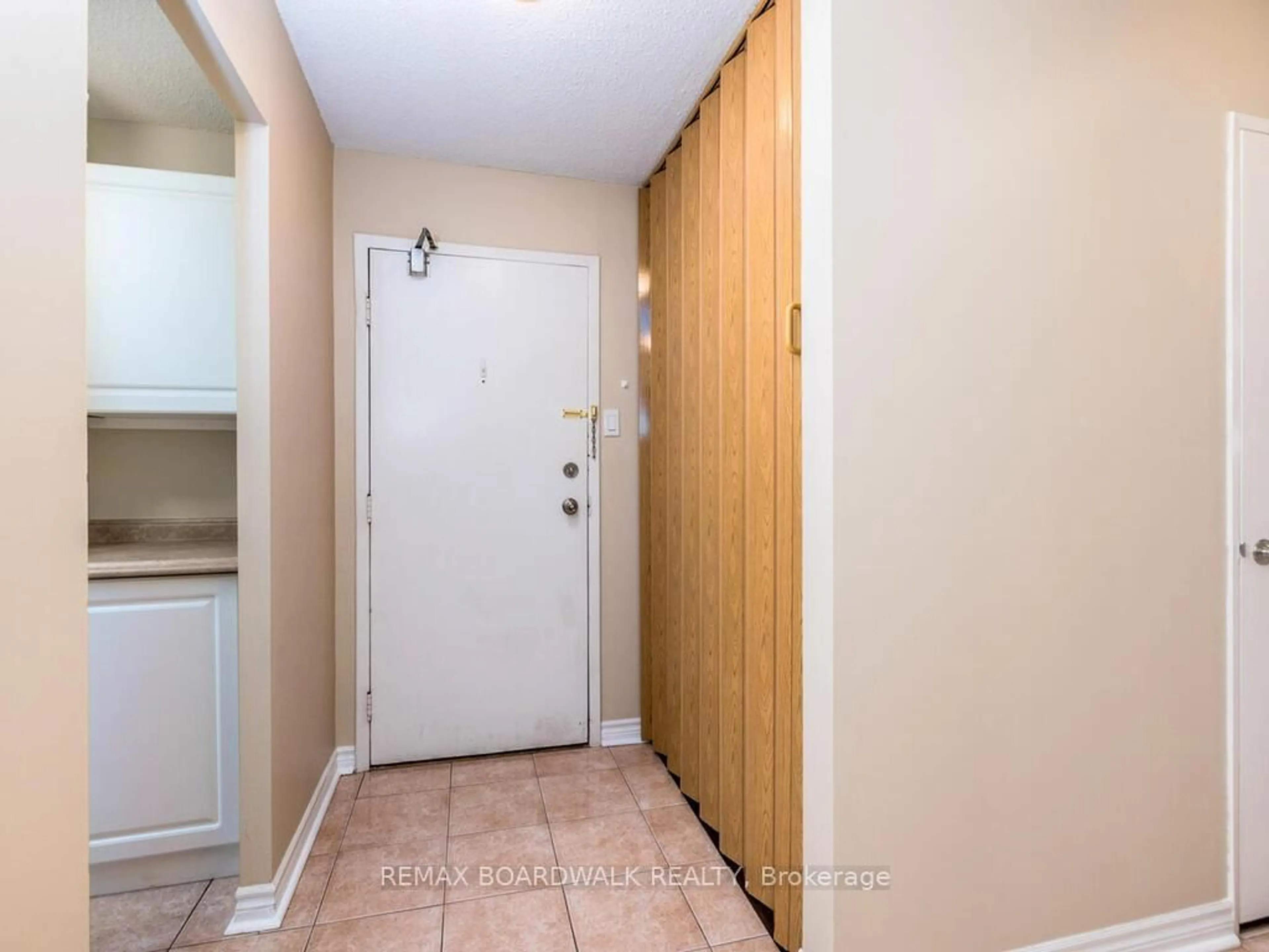 Indoor entryway for 2400 Virginia Dr #709, Ottawa Ontario K1H 8L3