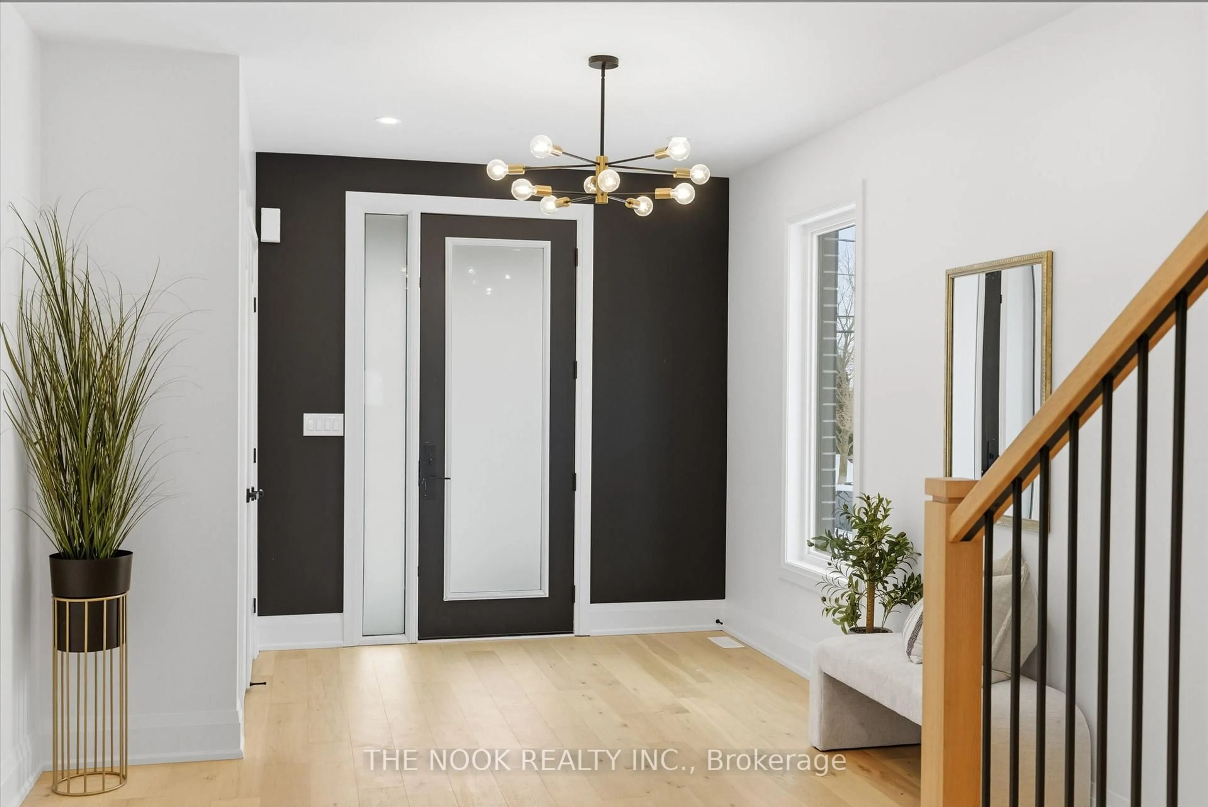 Indoor entryway for 678 Otonabee Dr, Peterborough Ontario K9J 7P9