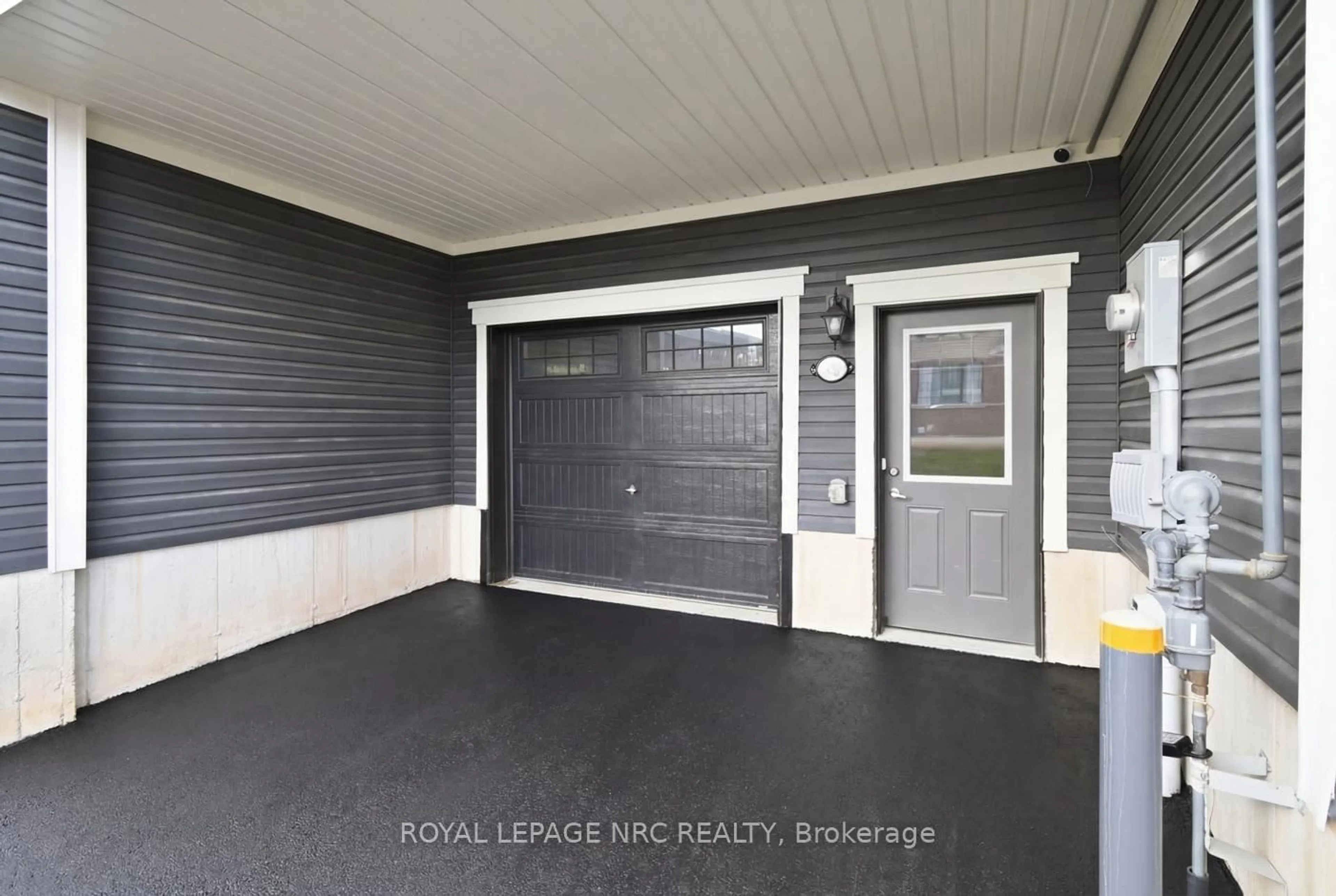 Indoor garage for 49 Melody Lane, Thorold Ontario L0S 1K0