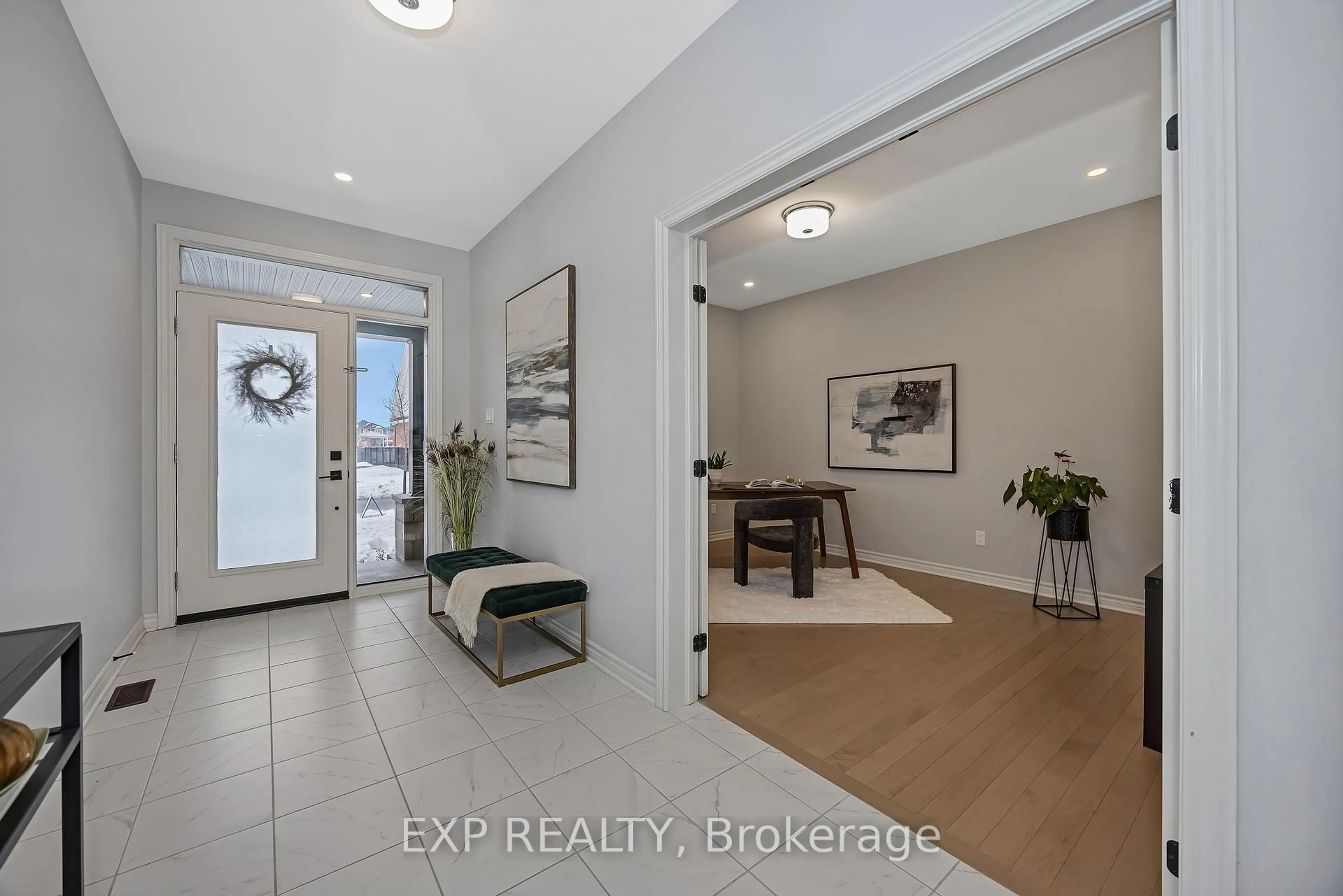 Indoor entryway for 711 Moonflower Cres, Ottawa Ontario K1T 0X8