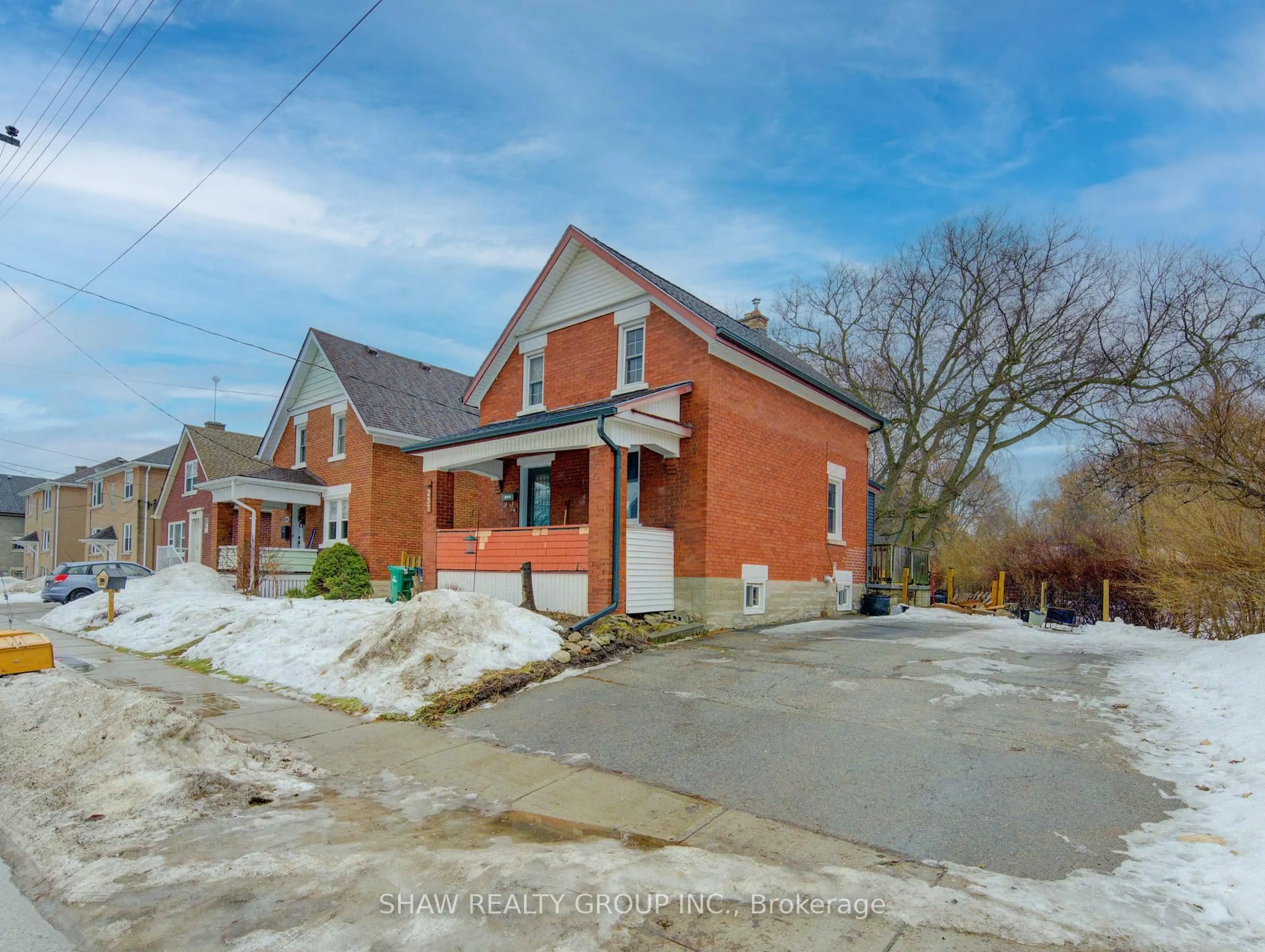 A pic from outside/outdoor area/front of a property/back of a property/a pic from drone, street for 257 Guelph St, Kitchener Ontario N2H 5W9
