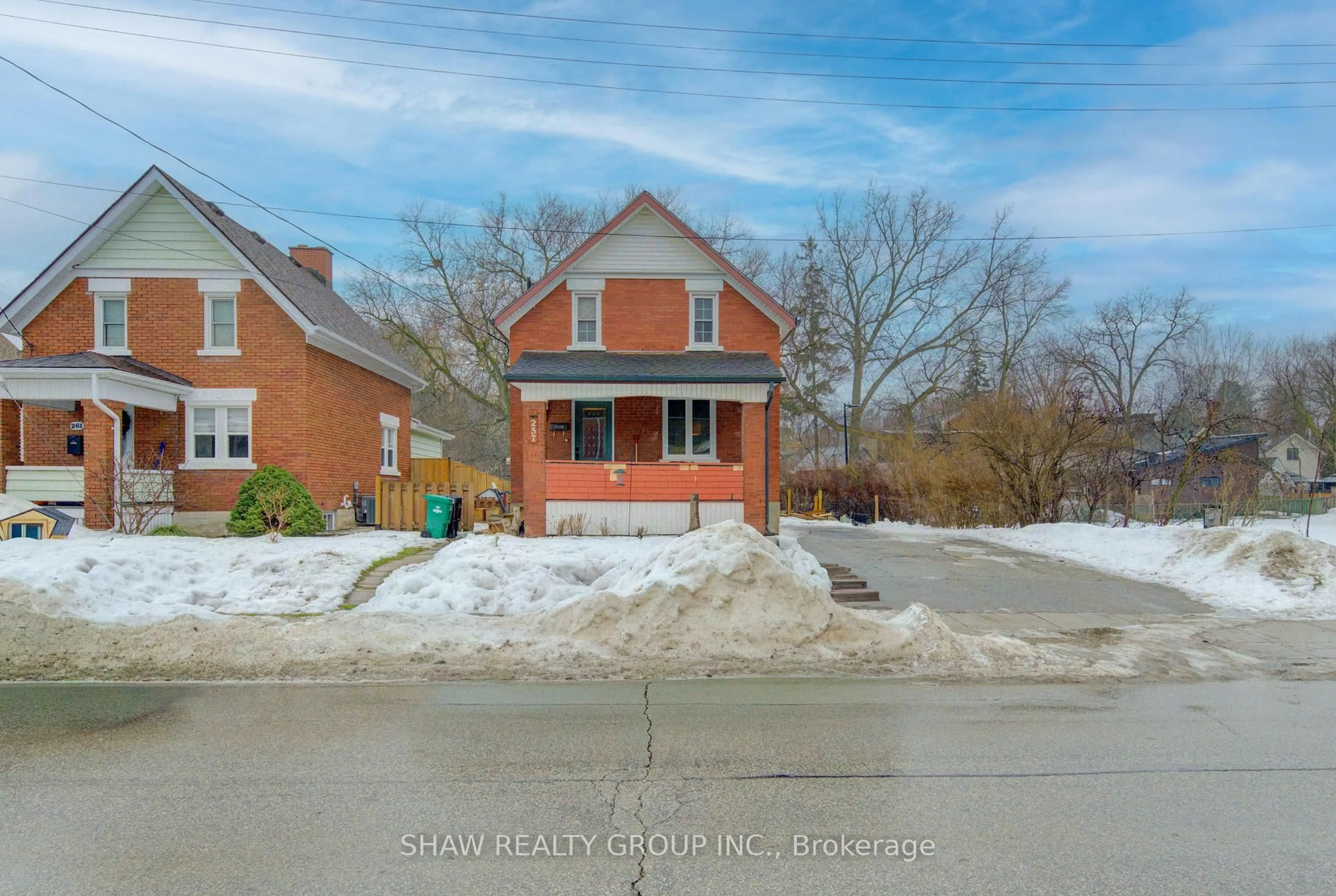 A pic from outside/outdoor area/front of a property/back of a property/a pic from drone, street for 257 Guelph St, Kitchener Ontario N2H 5W9