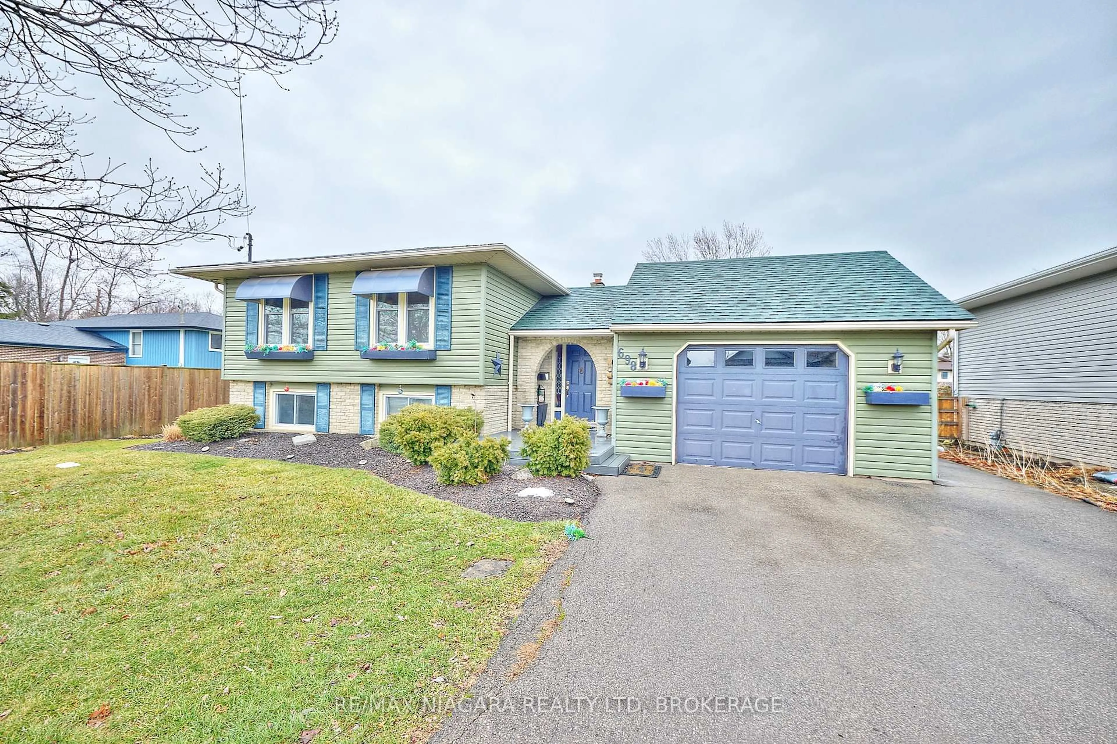 Home with vinyl exterior material, street for 698 Buffalo Rd, Fort Erie Ontario L2A 5T6