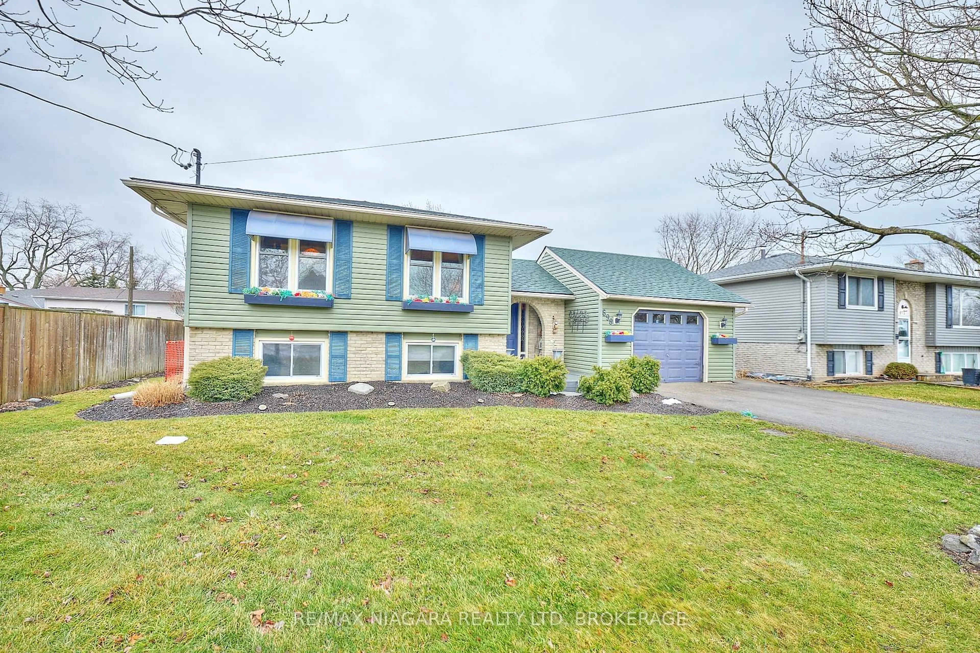 Home with vinyl exterior material, street for 698 Buffalo Rd, Fort Erie Ontario L2A 5T6