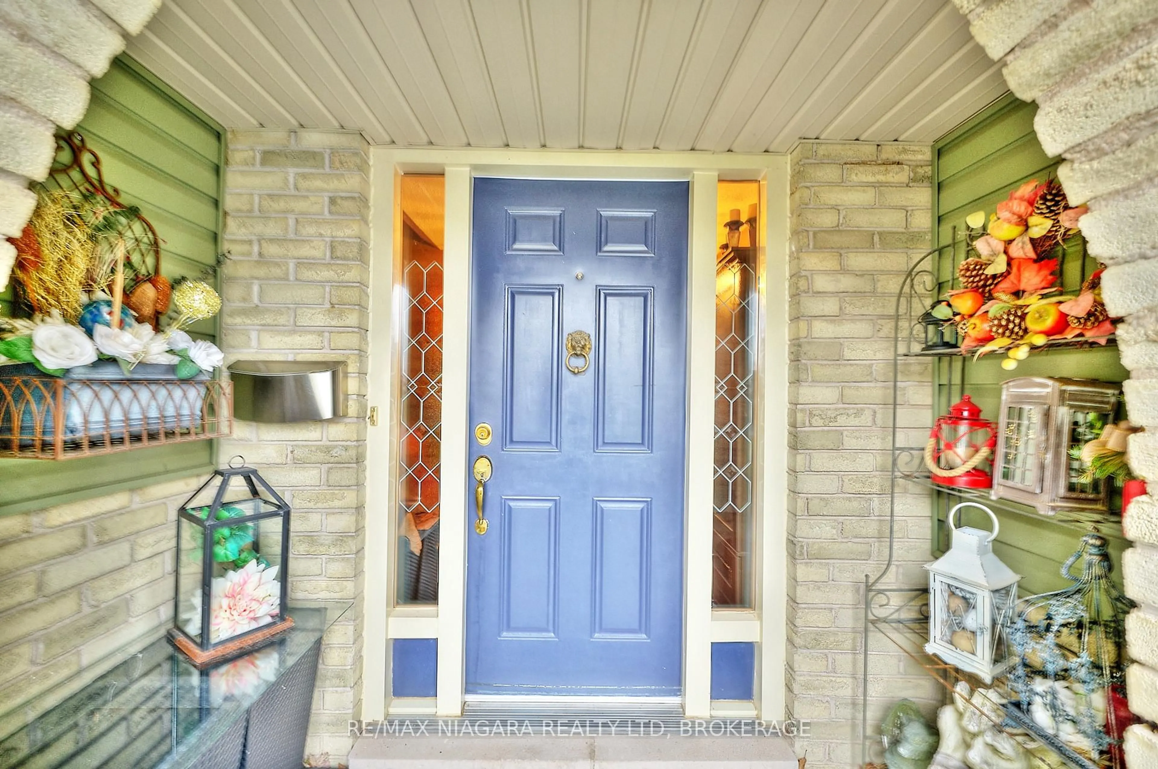 Indoor entryway for 698 Buffalo Rd, Fort Erie Ontario L2A 5T6