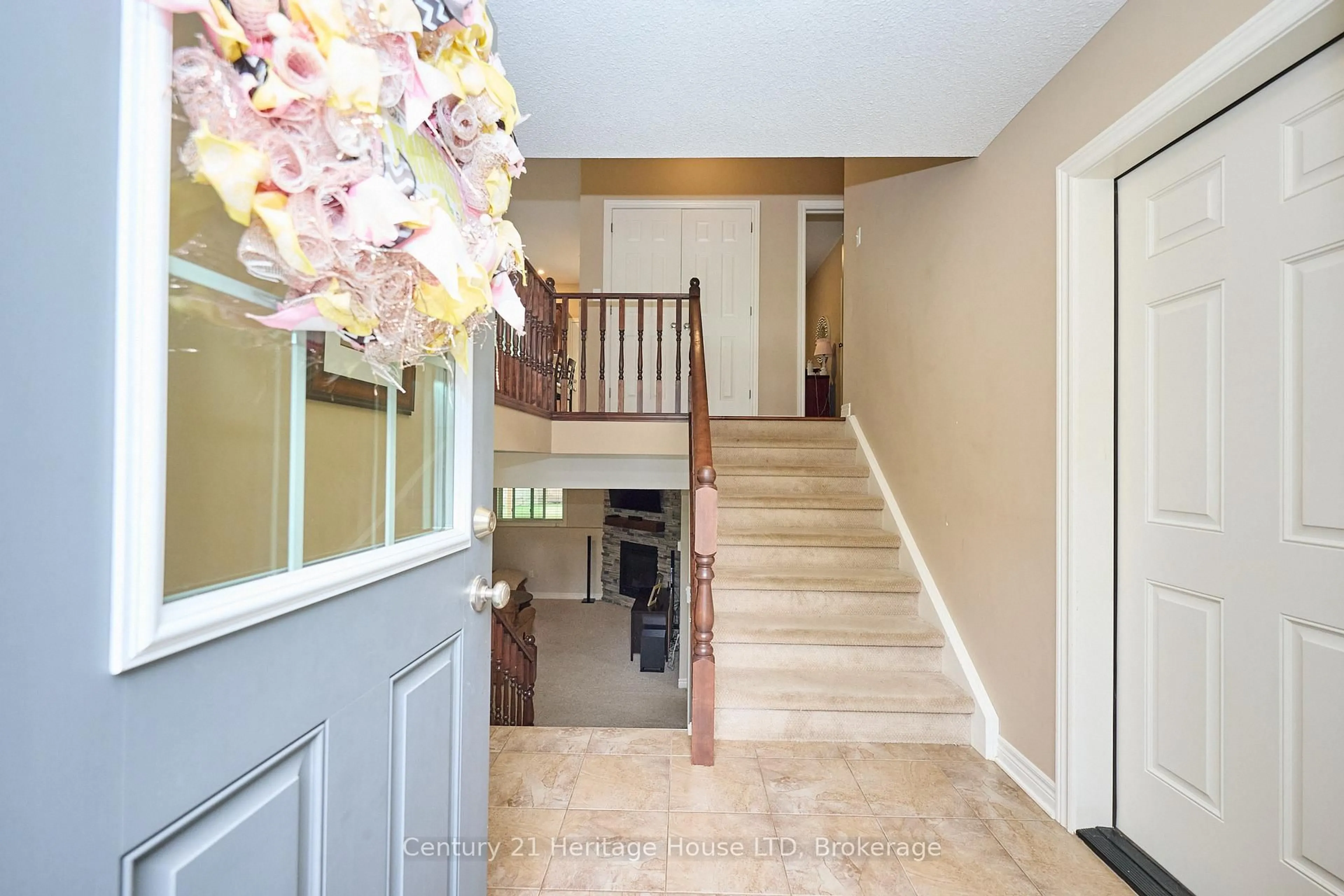 Indoor entryway for 3257 Grove Ave, Fort Erie Ontario L0S 1N0