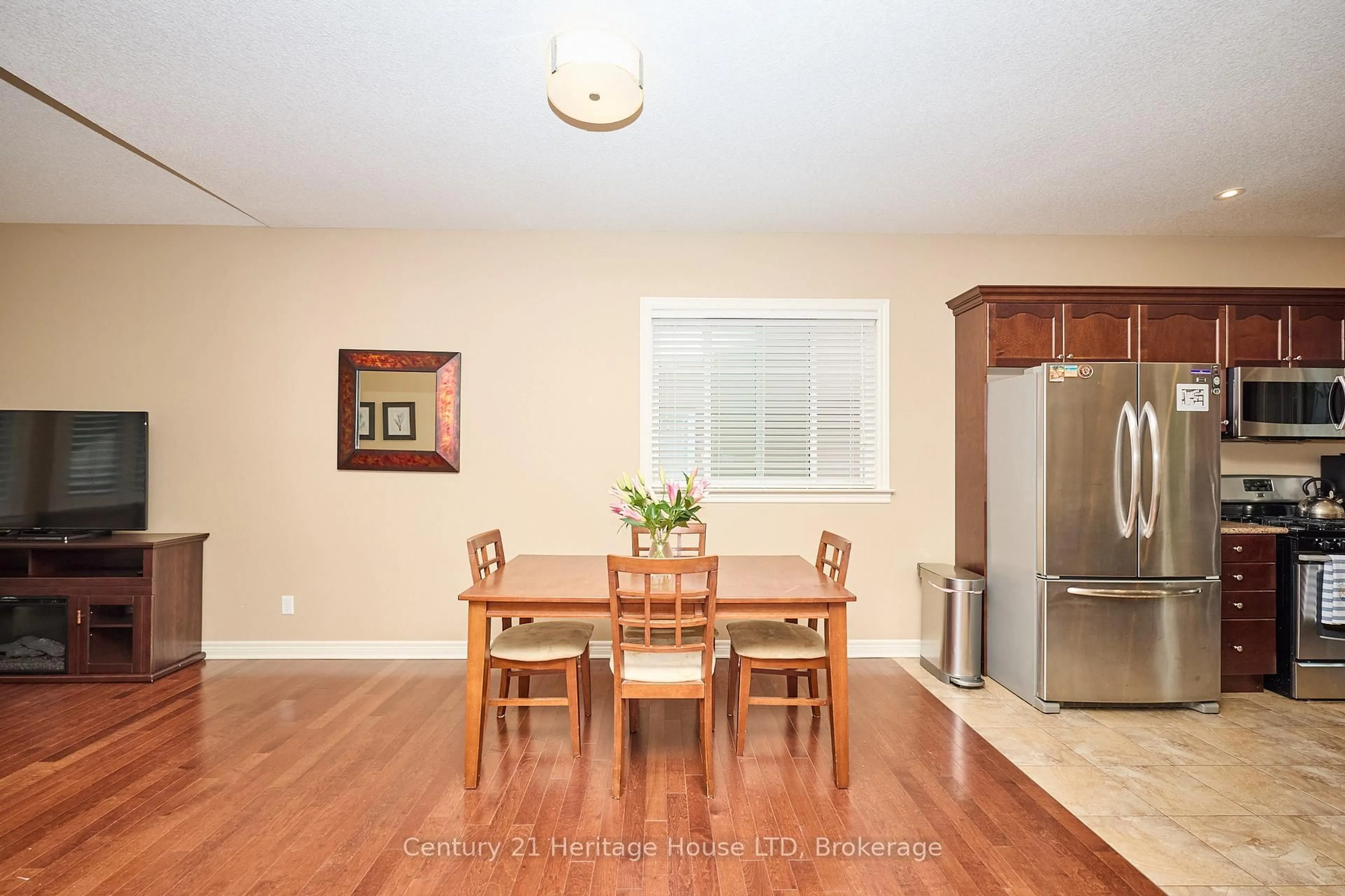 Dining room, wood/laminate floor for 3257 Grove Ave, Fort Erie Ontario L0S 1N0