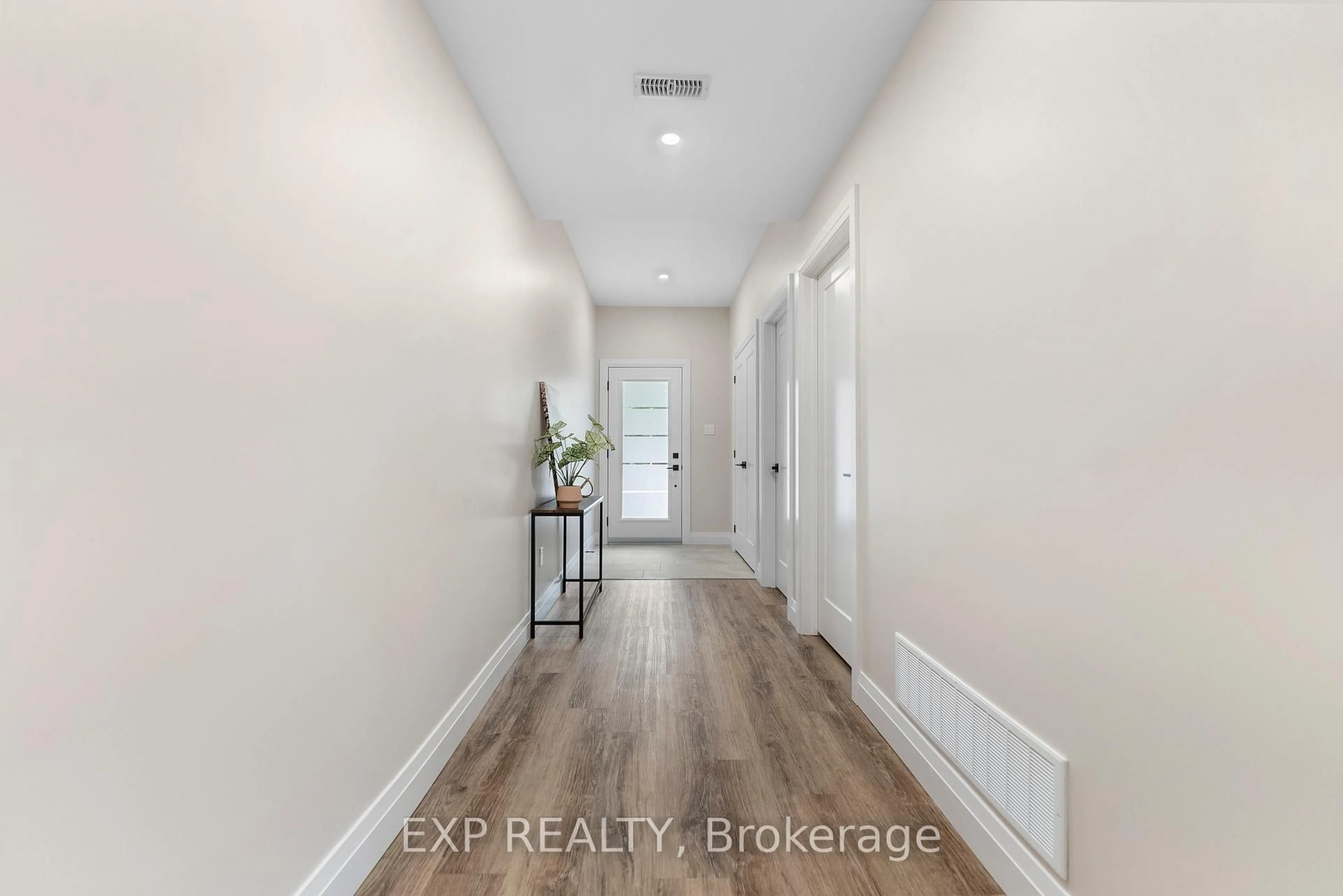 Indoor entryway for 0 Ginza St, Griffith Ontario K0J 2R0