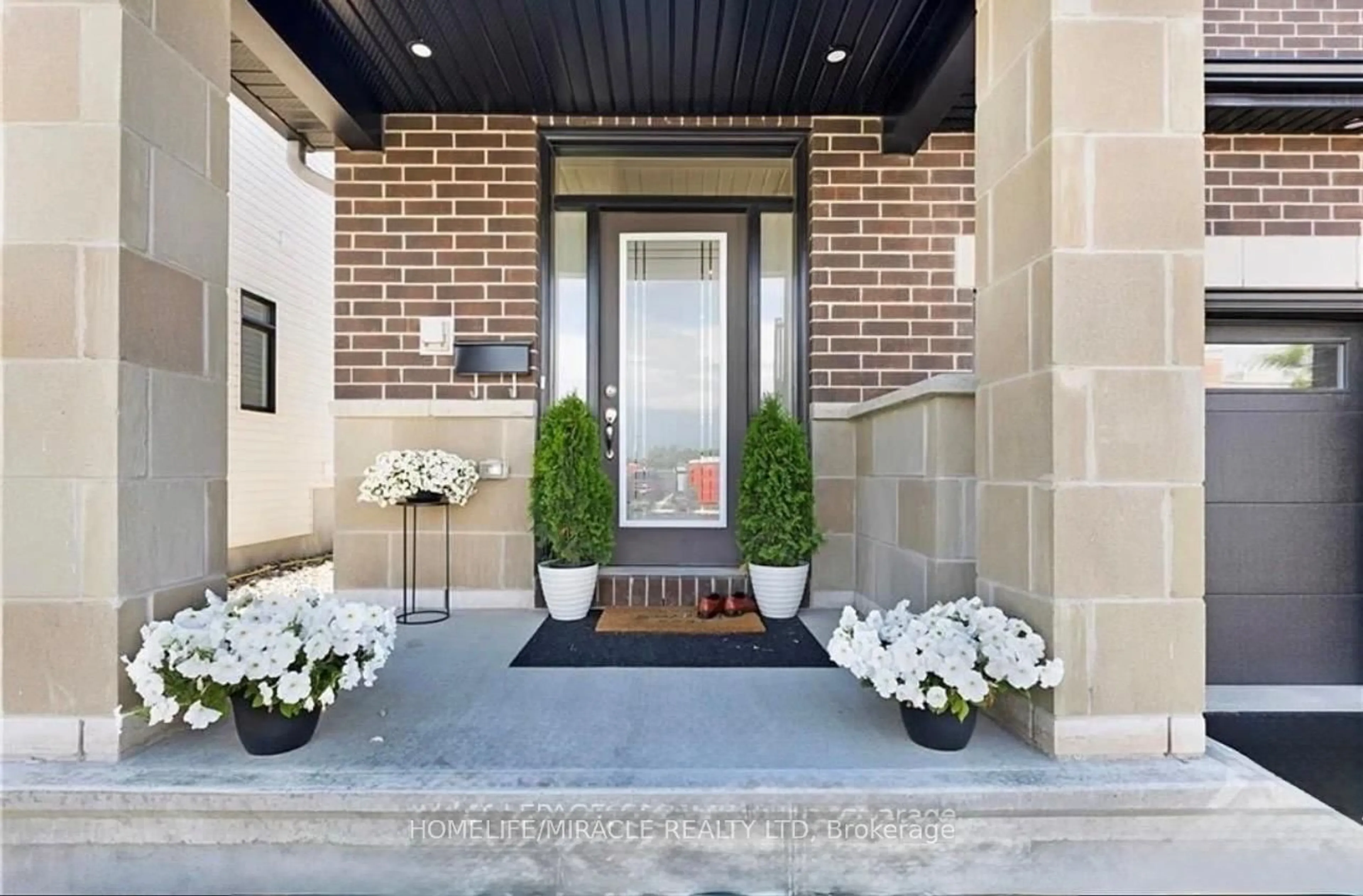 Indoor entryway for 208 Monticello Ave, Ottawa Ontario K2S 0J7