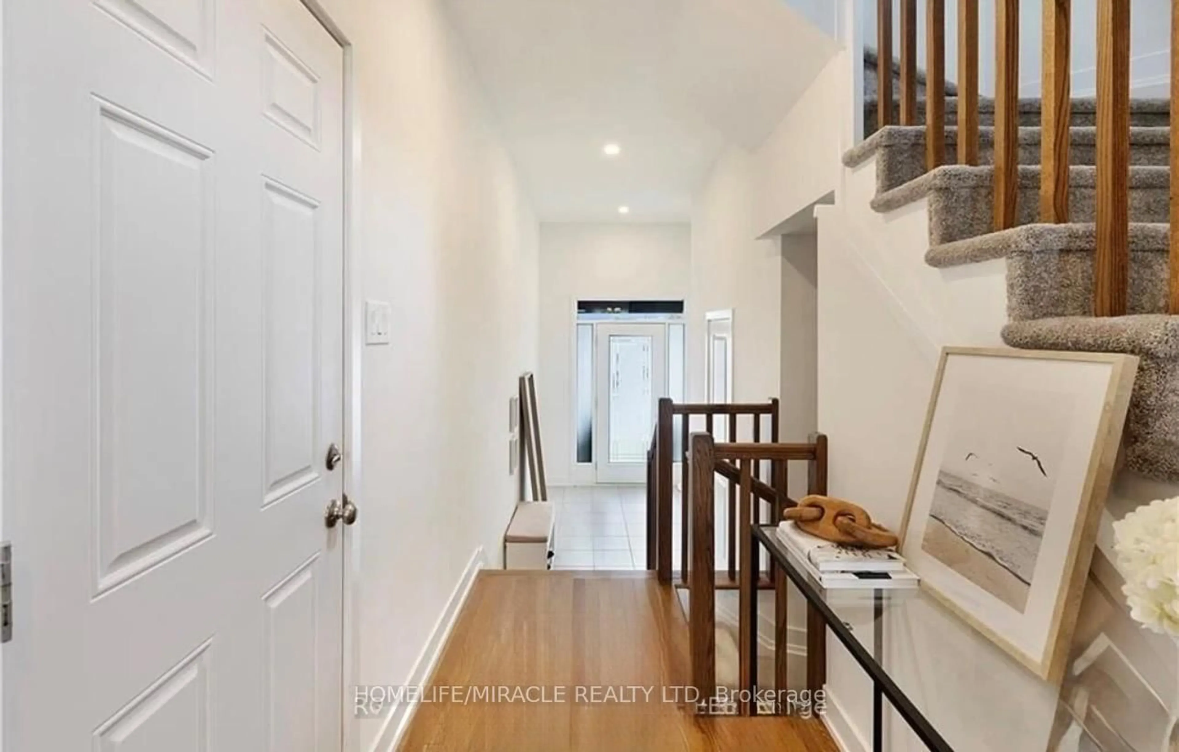 Indoor entryway for 208 Monticello Ave, Ottawa Ontario K2S 0J7