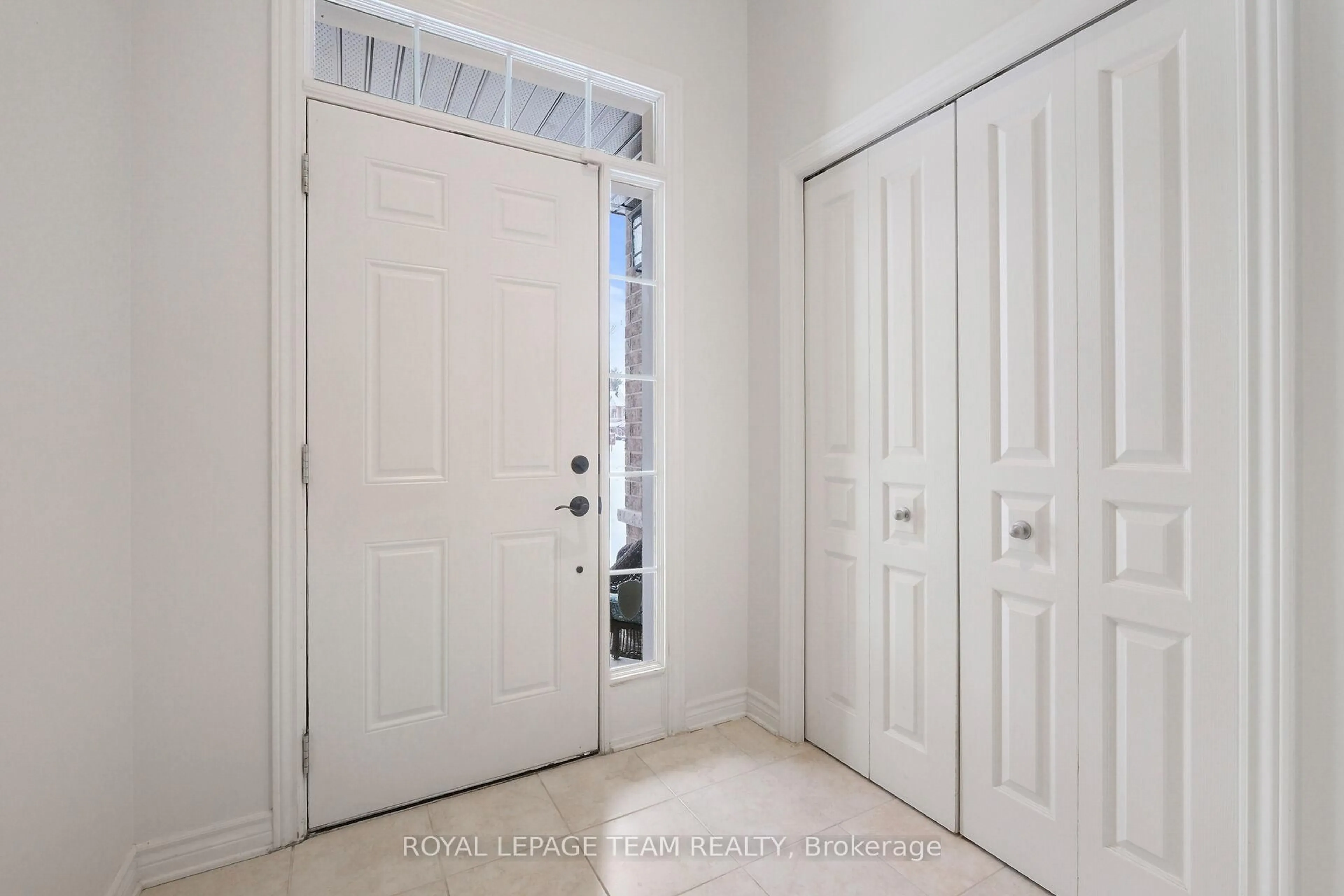 Indoor entryway for 211 Butterfly Walk, Ottawa Ontario K1W 0G6