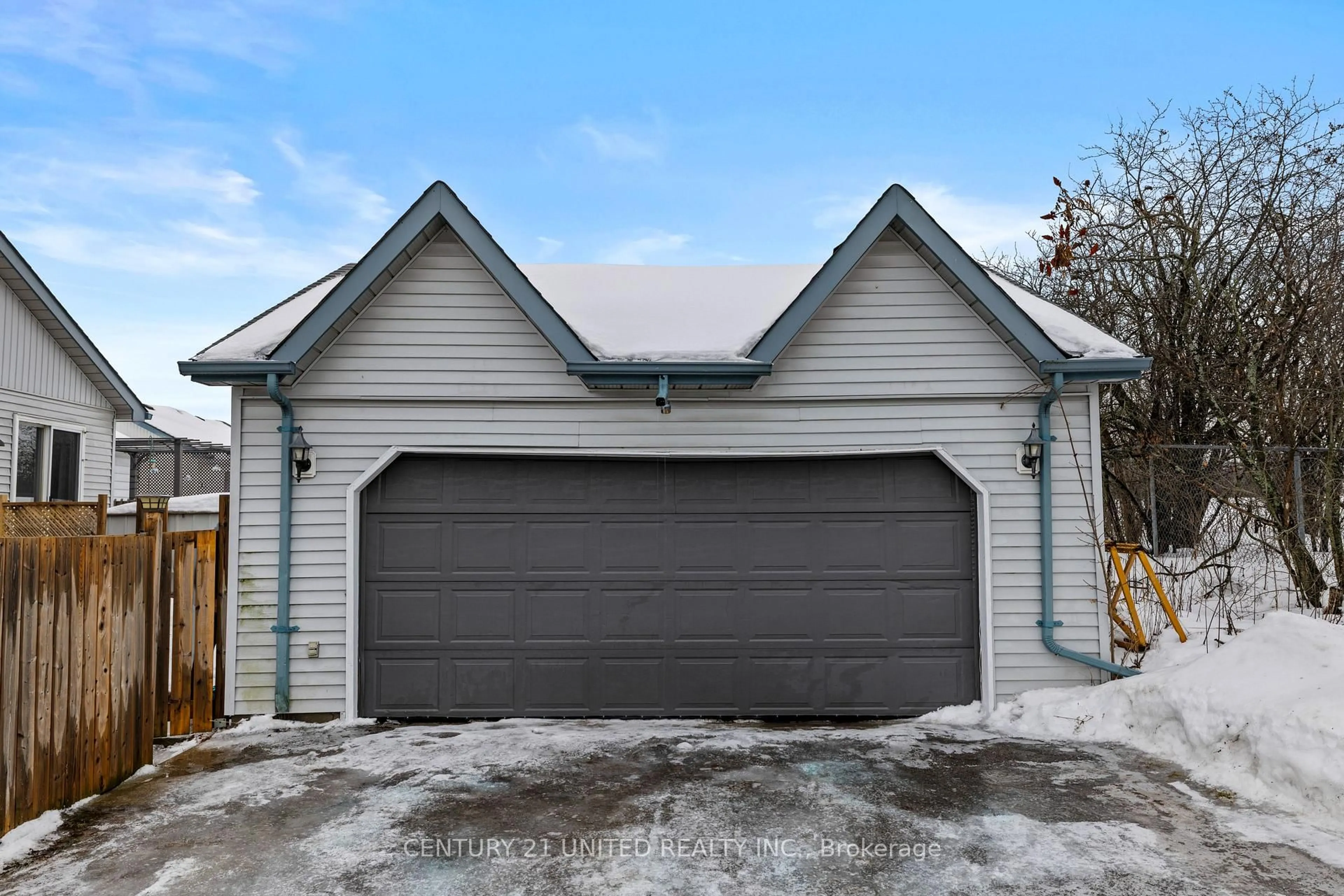 Indoor garage for 1175 Neptune St, Peterborough Ontario K9H 7M7