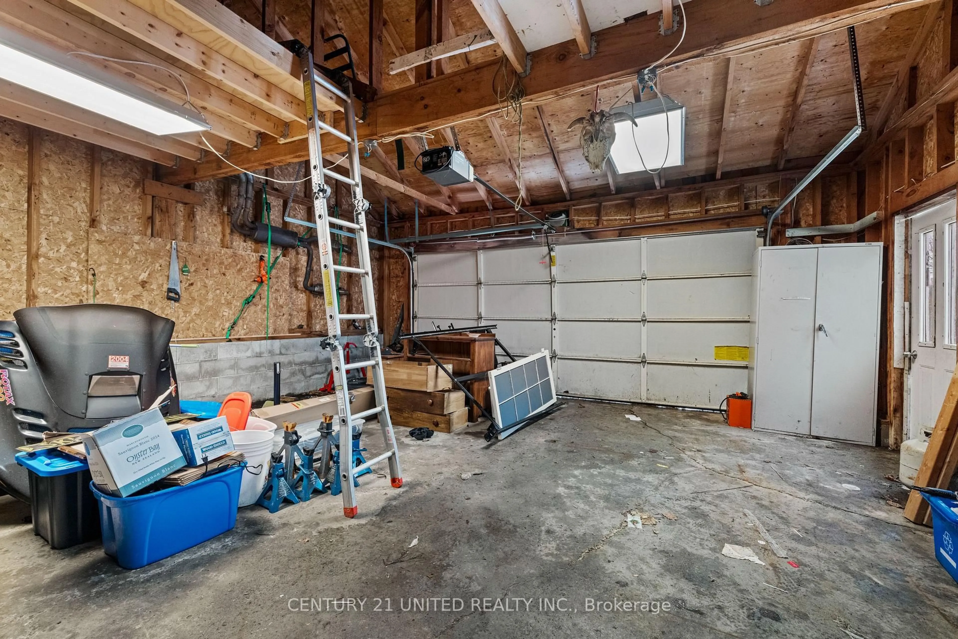 Indoor garage for 1175 Neptune St, Peterborough Ontario K9H 7M7