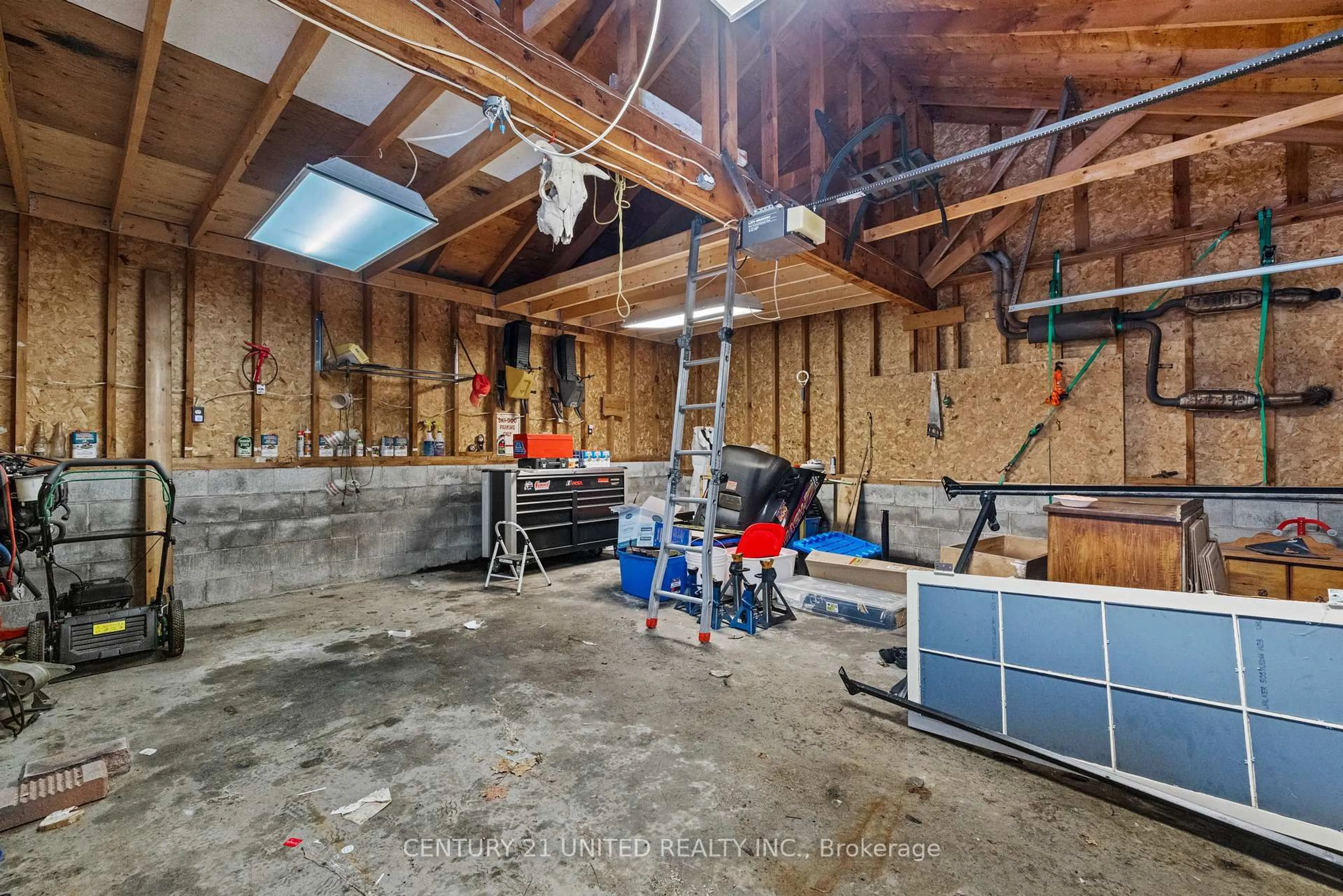 Indoor garage for 1175 Neptune St, Peterborough Ontario K9H 7M7