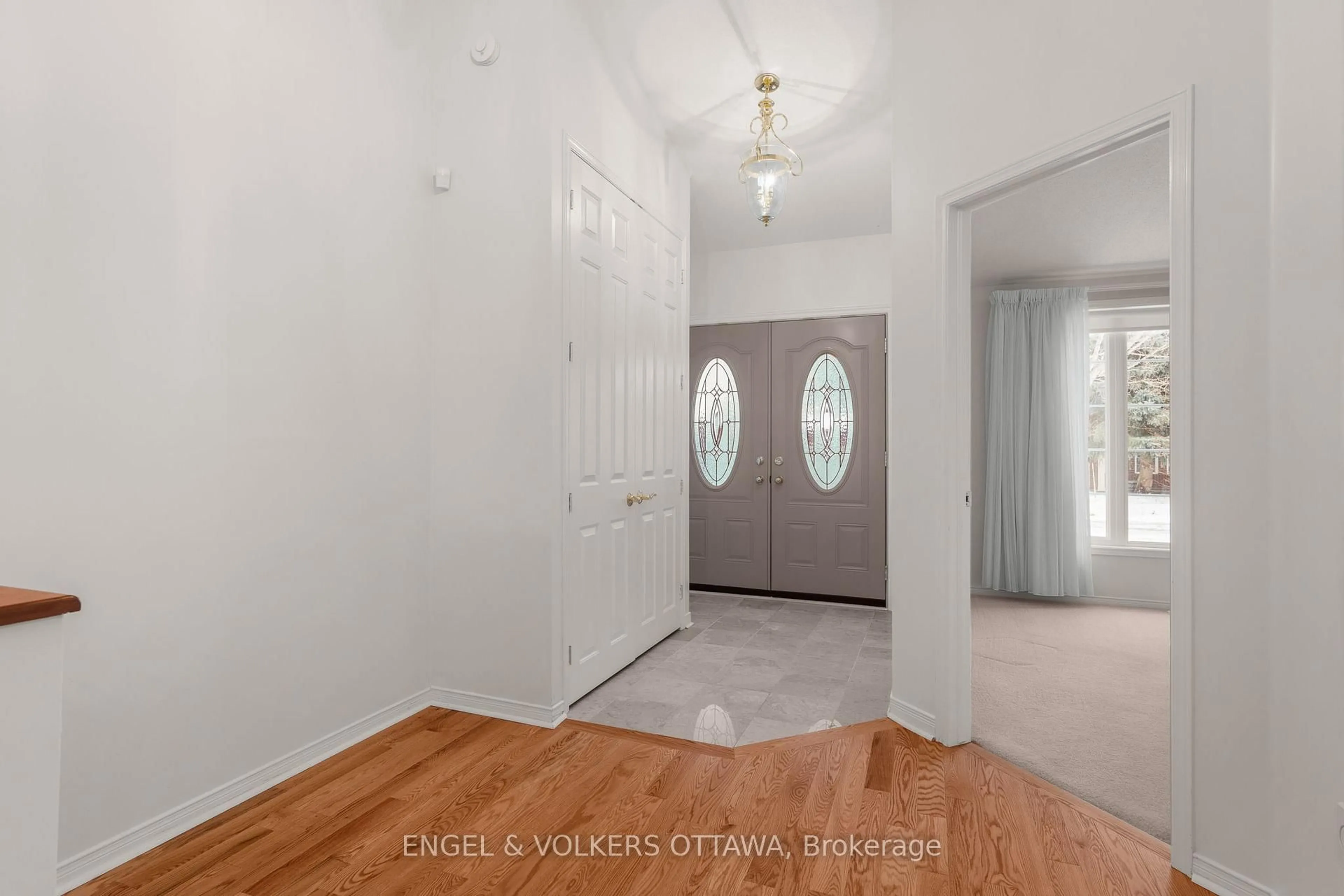 Indoor entryway for 28 Camberley St, Ottawa Ontario K2G 6W2