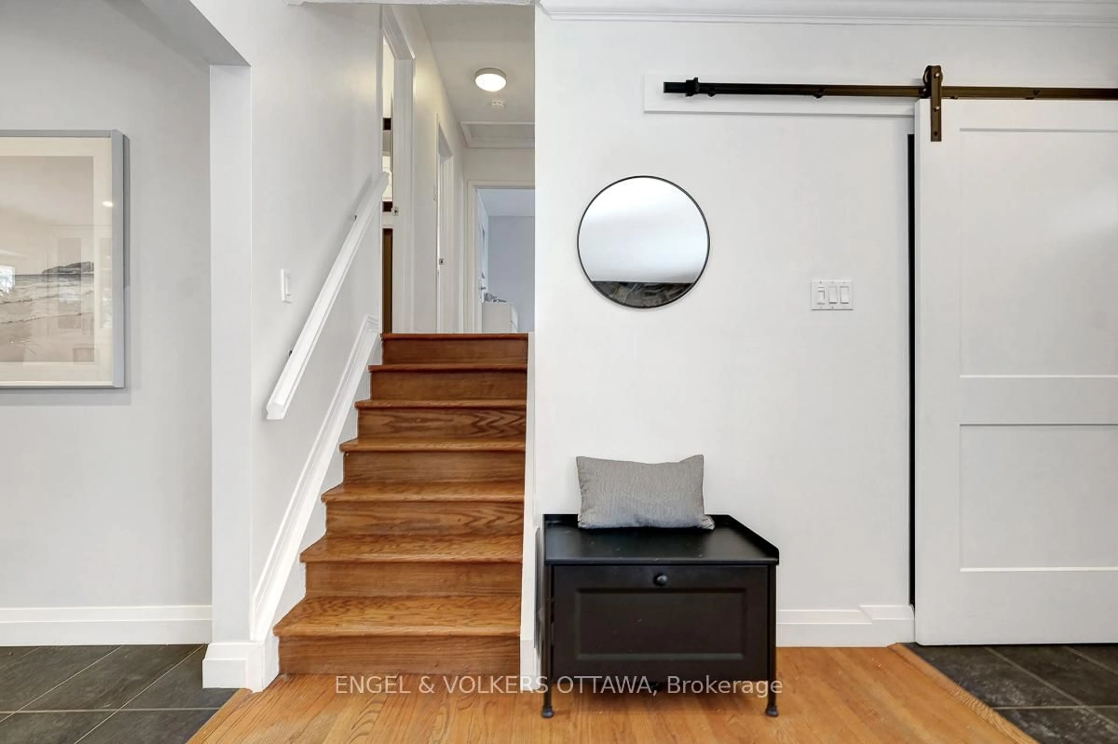 Indoor entryway for 10 Spring Garden Ave, Ottawa Ontario K2G 3B3