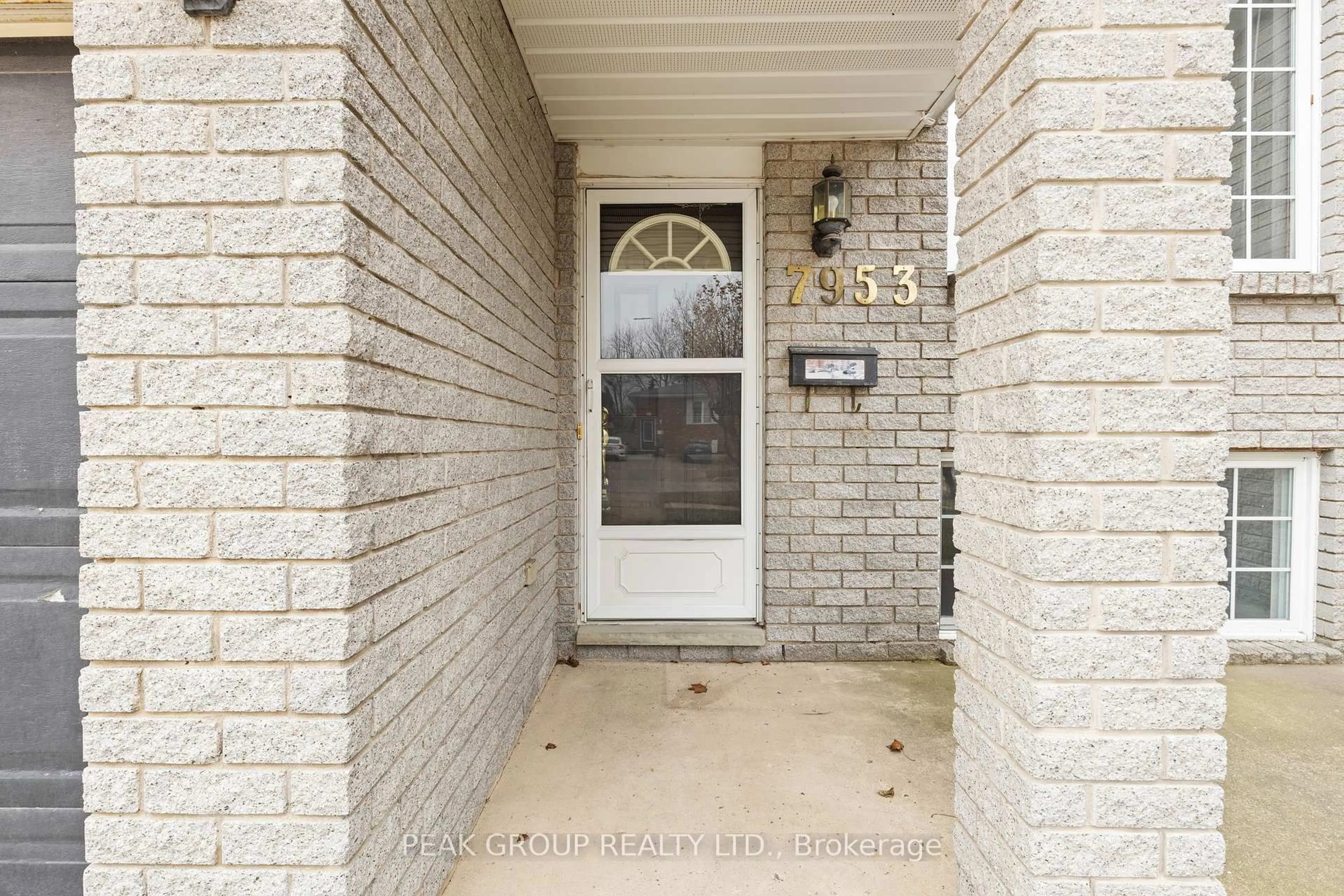 Indoor entryway for 7953 Paddock Tr, Niagara Falls Ontario L2H 1W7