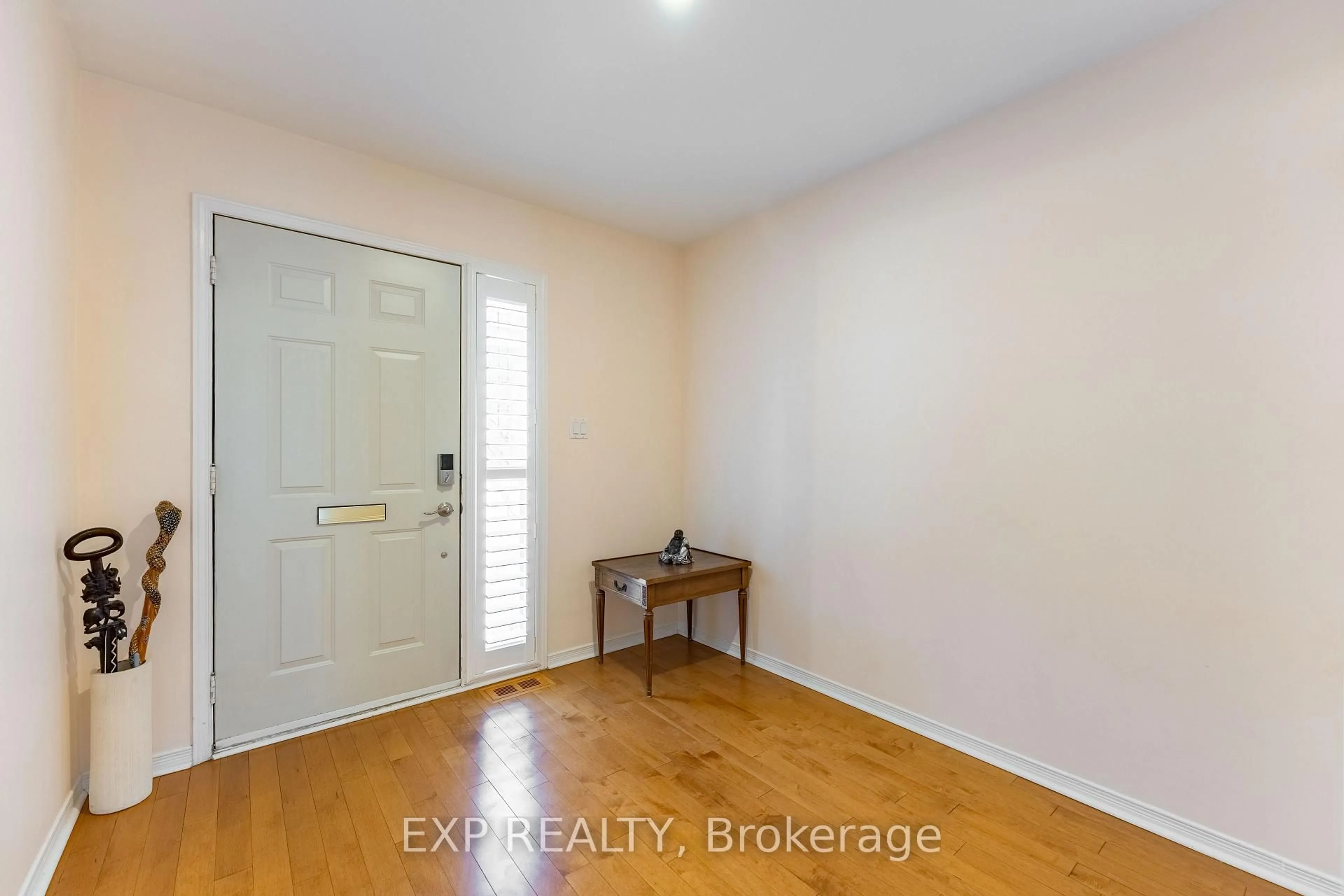 Indoor entryway for 111 Echo Dr #2, Ottawa Ontario K1S 5K8