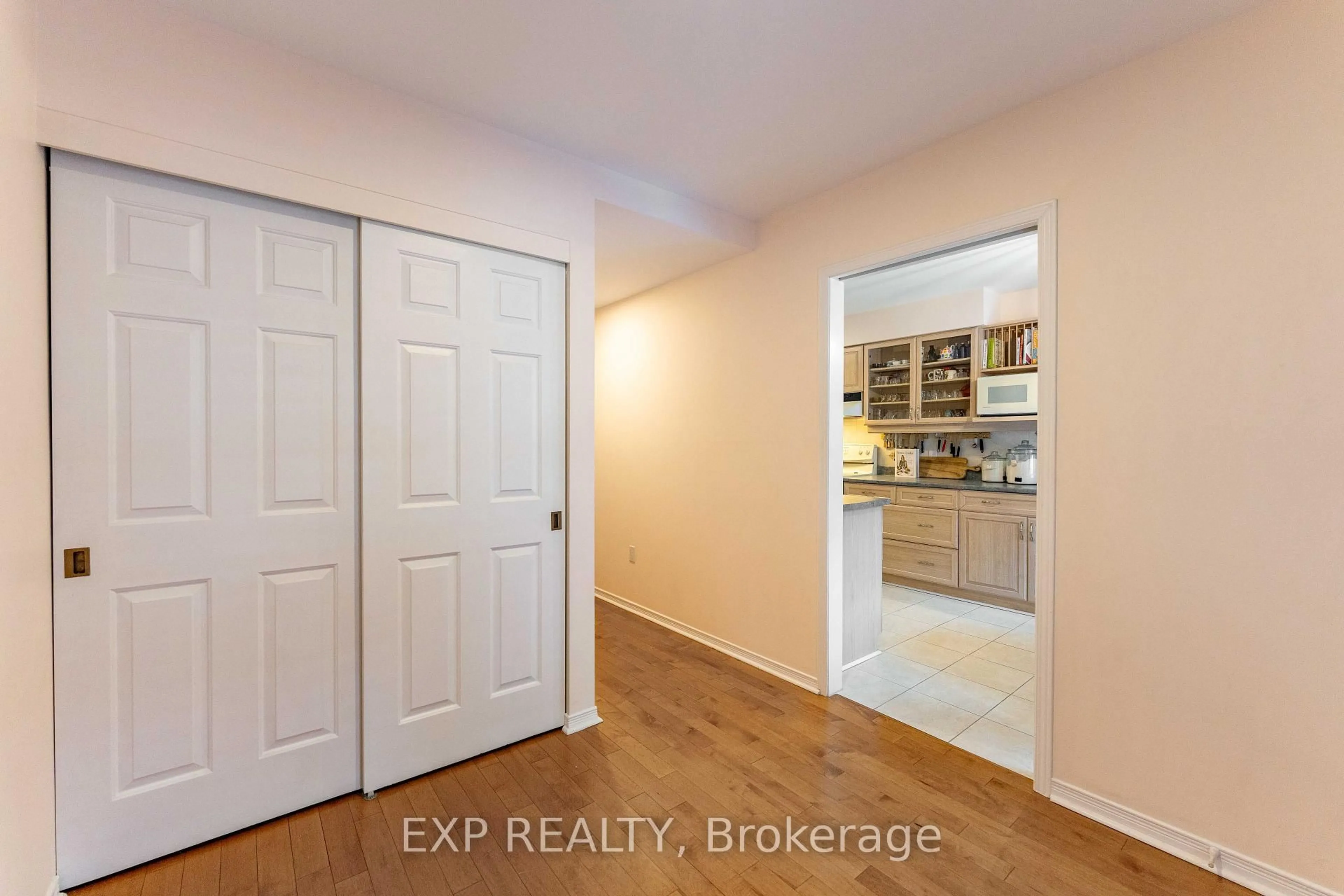 Indoor entryway for 111 Echo Dr #2, Ottawa Ontario K1S 5K8