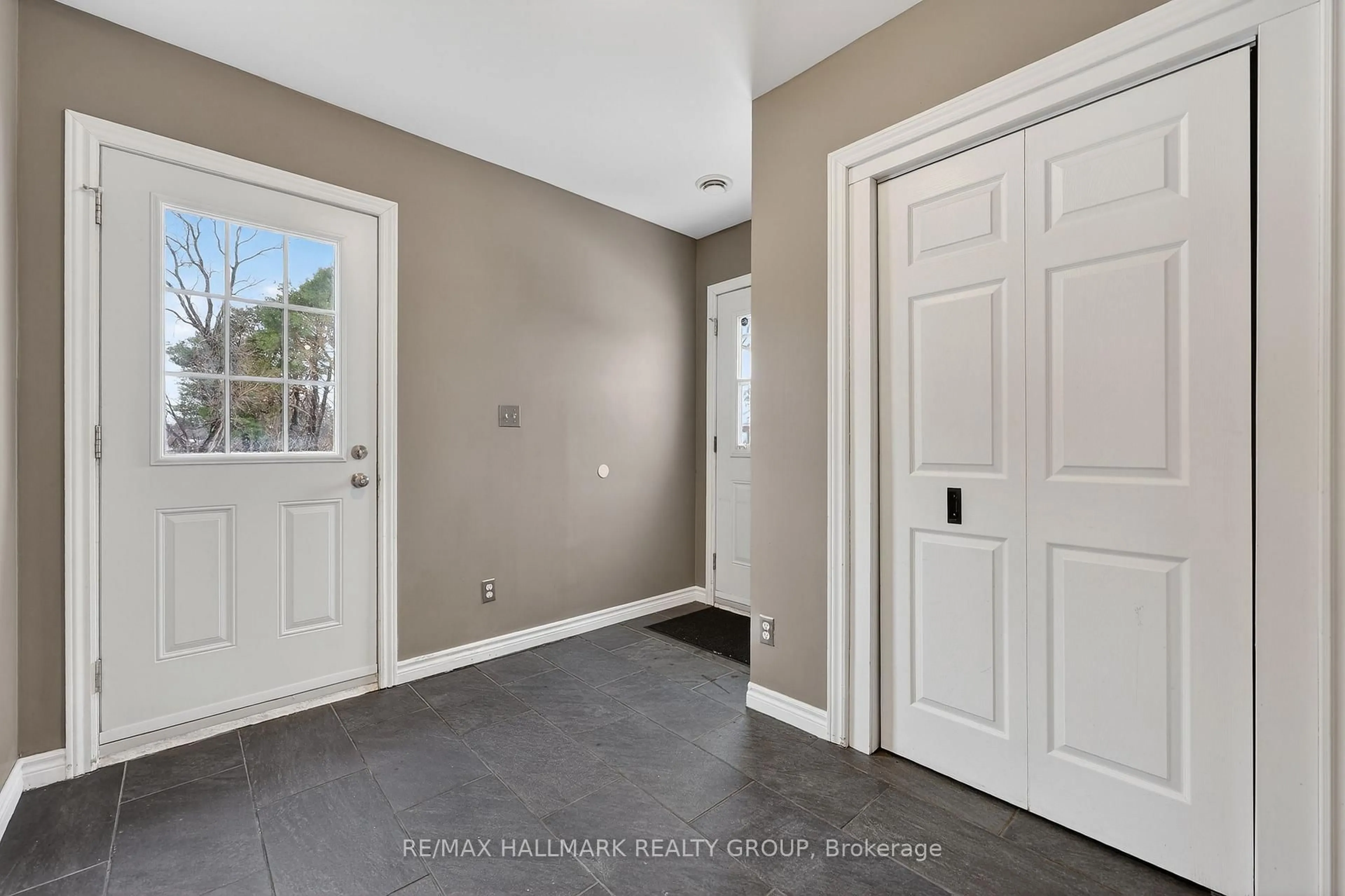 Indoor entryway for 633 Russell Rd, Clarence-Rockland Ontario K0A 2A0