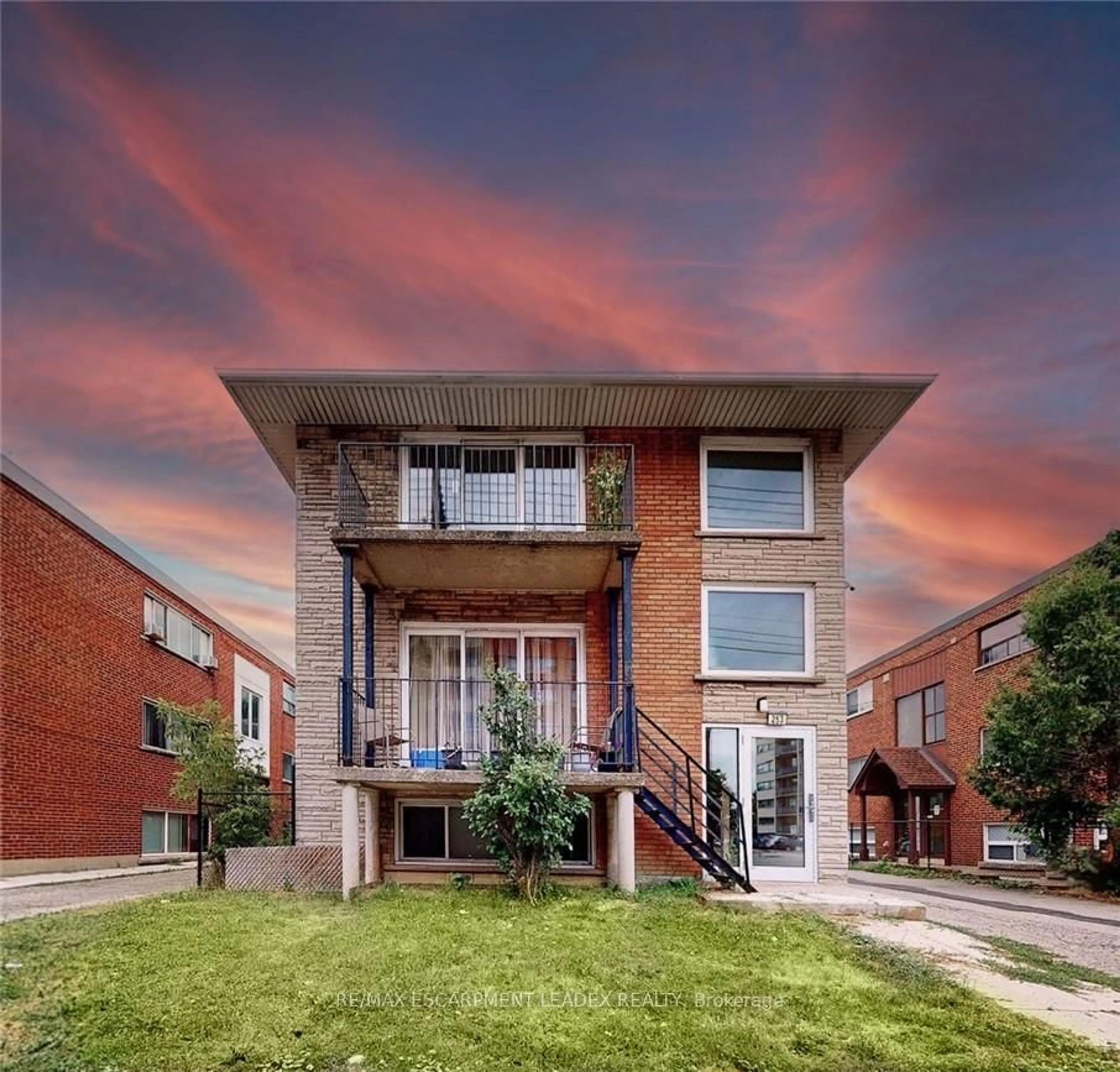 Home with brick exterior material, building for 253 MOHAWK Rd, Hamilton Ontario L9A 2H5