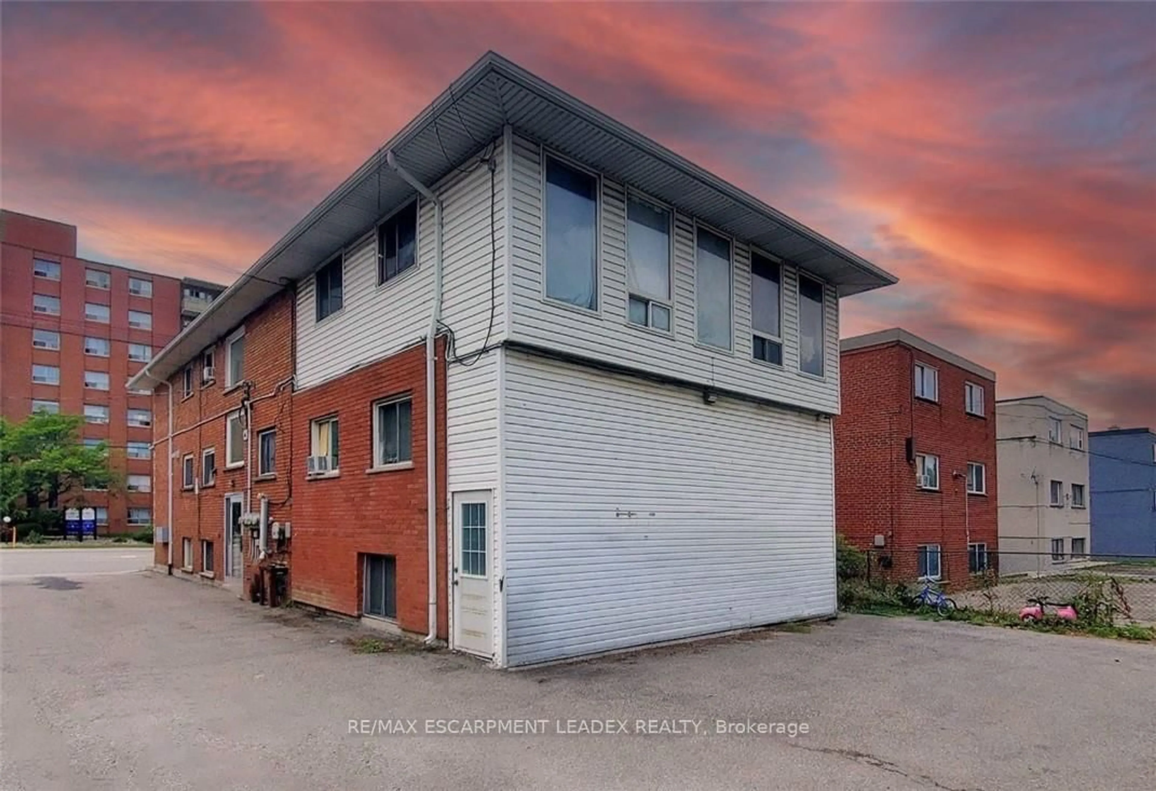 Home with brick exterior material, building for 253 MOHAWK Rd, Hamilton Ontario L9A 2H5