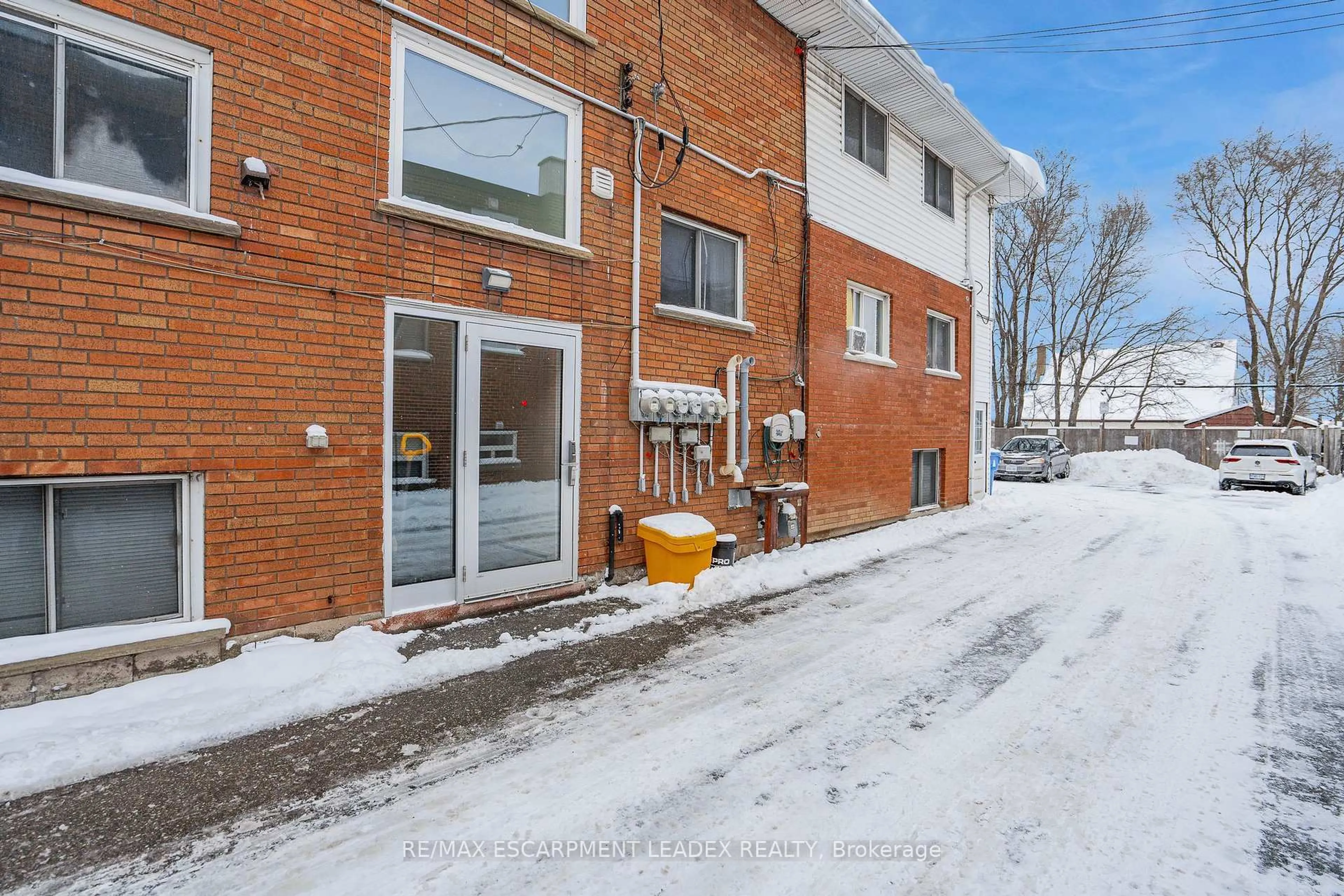 Patio, street for 253 MOHAWK Rd, Hamilton Ontario L9A 2H5