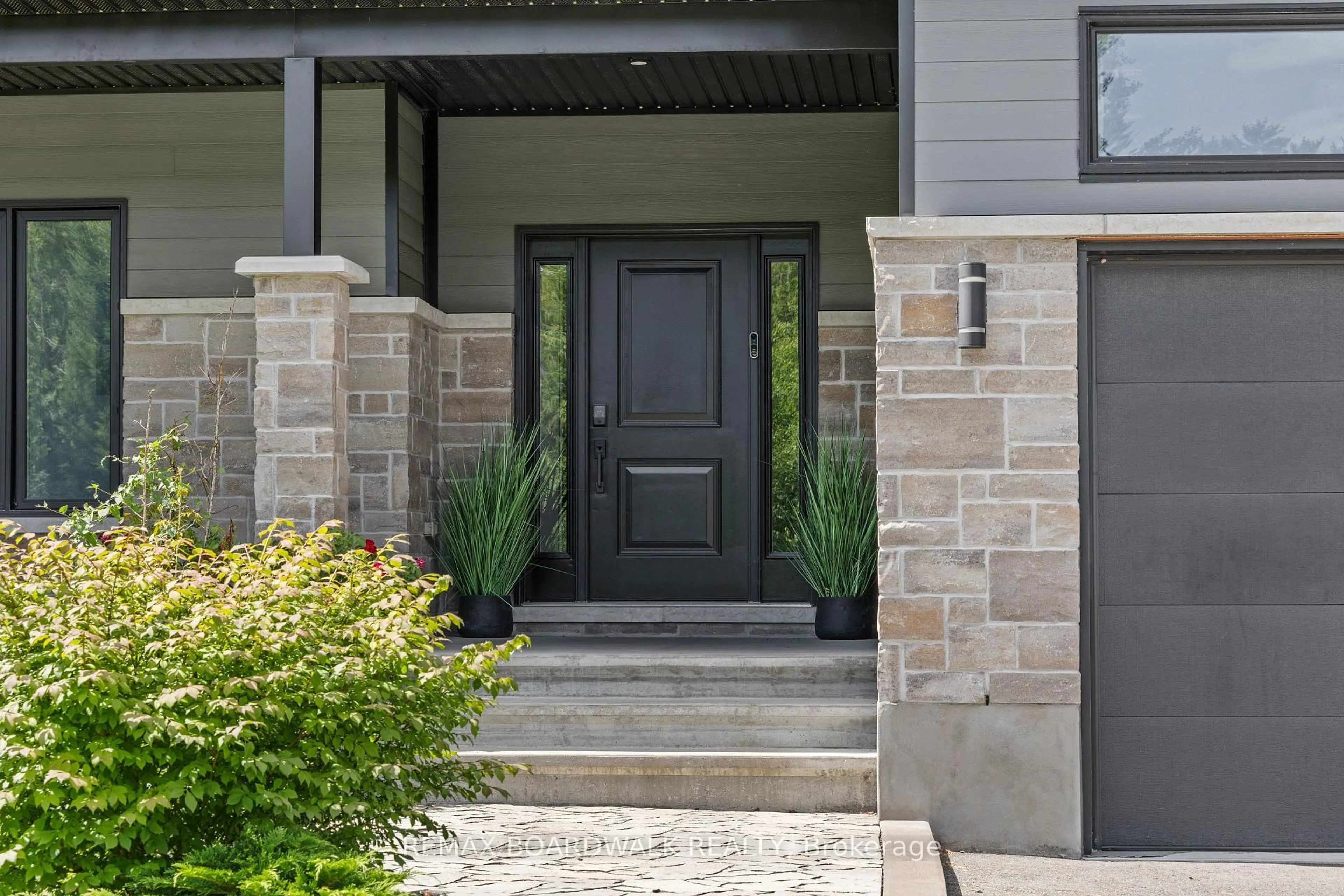 Indoor entryway for 400 Cinnamon Cres, Kinburn Ontario K0A 2H0