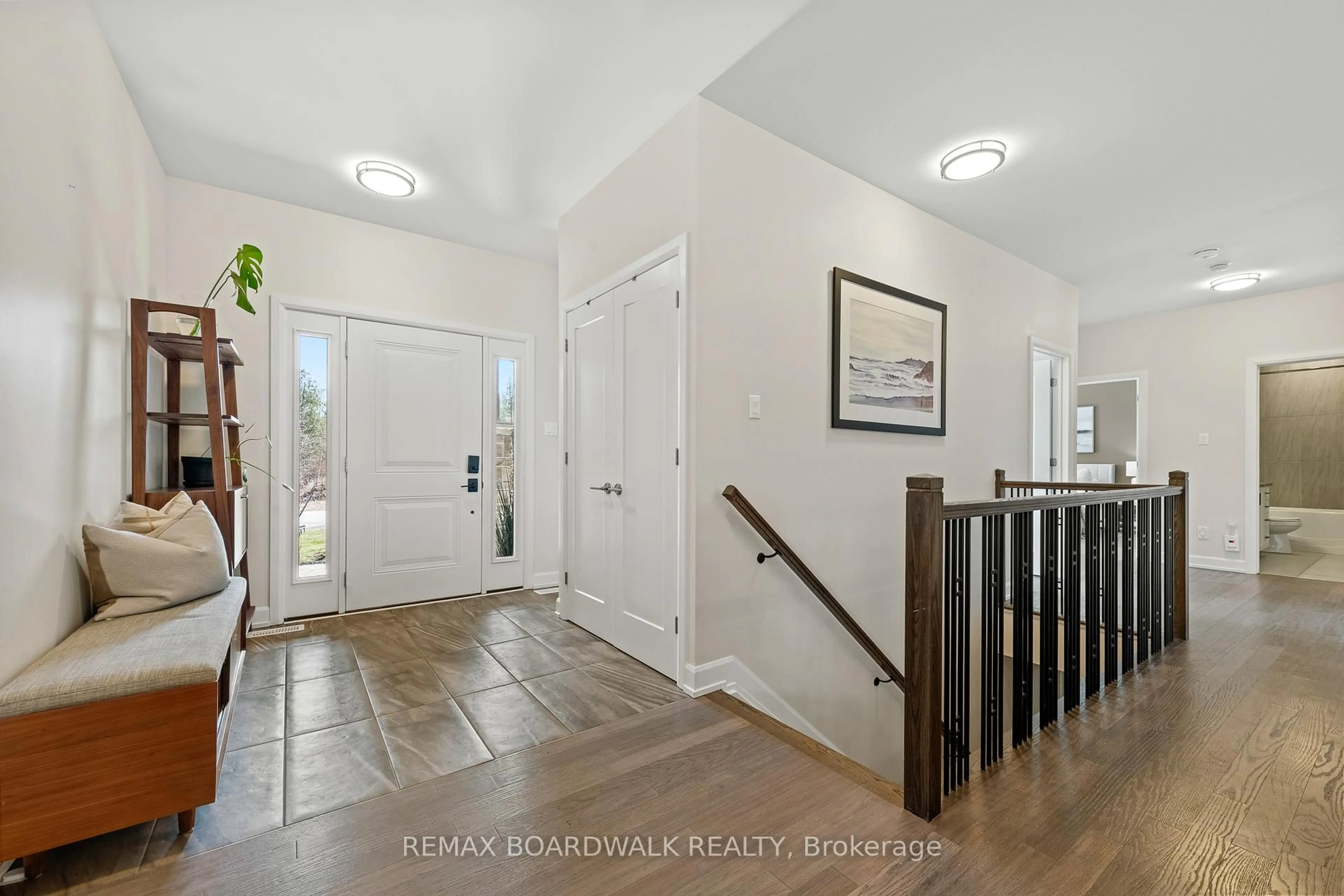 Indoor entryway for 400 Cinnamon Cres, Kinburn Ontario K0A 2H0
