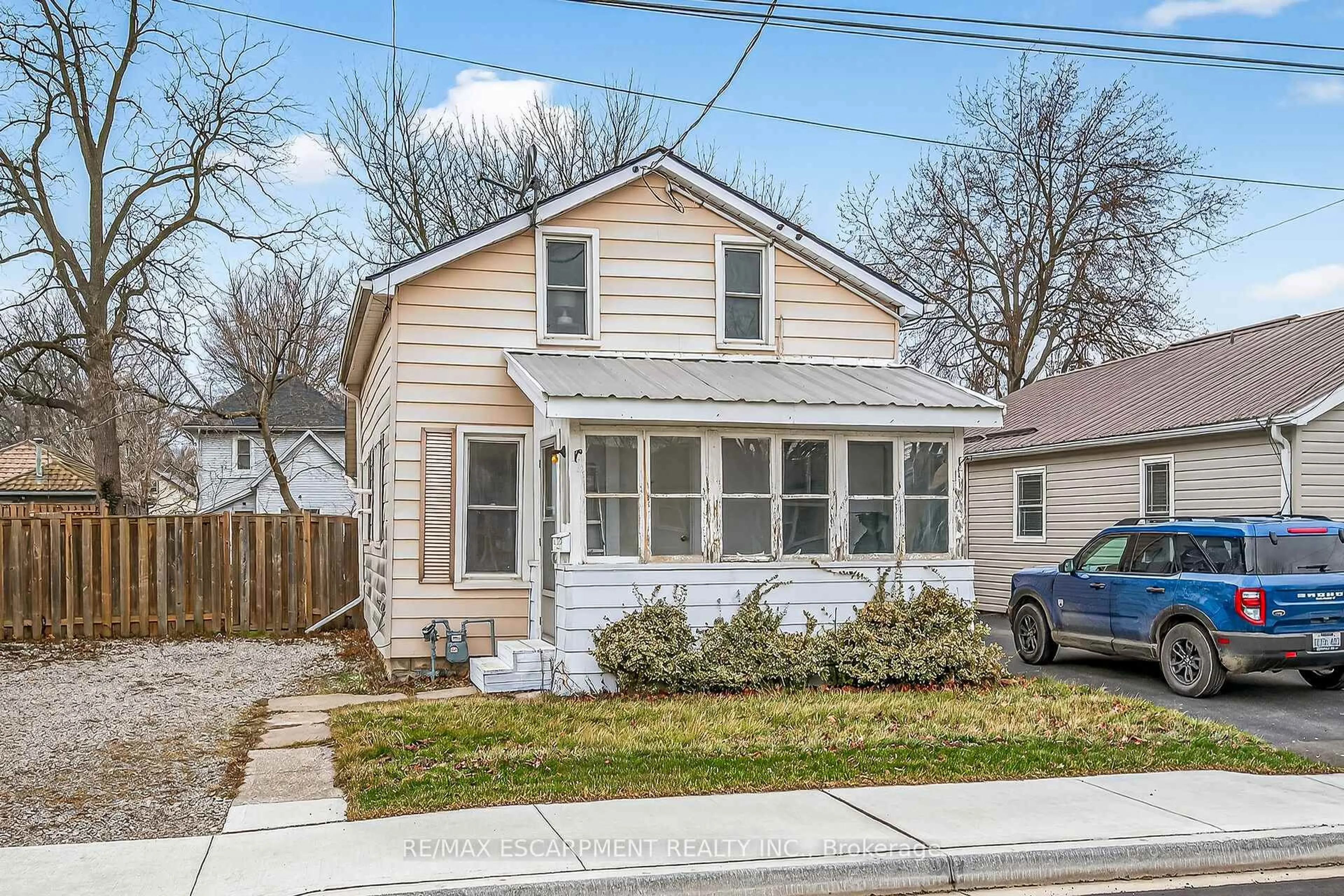 Home with vinyl exterior material, street for 422 Griffith Ave, Haldimand Ontario N1A 2P3